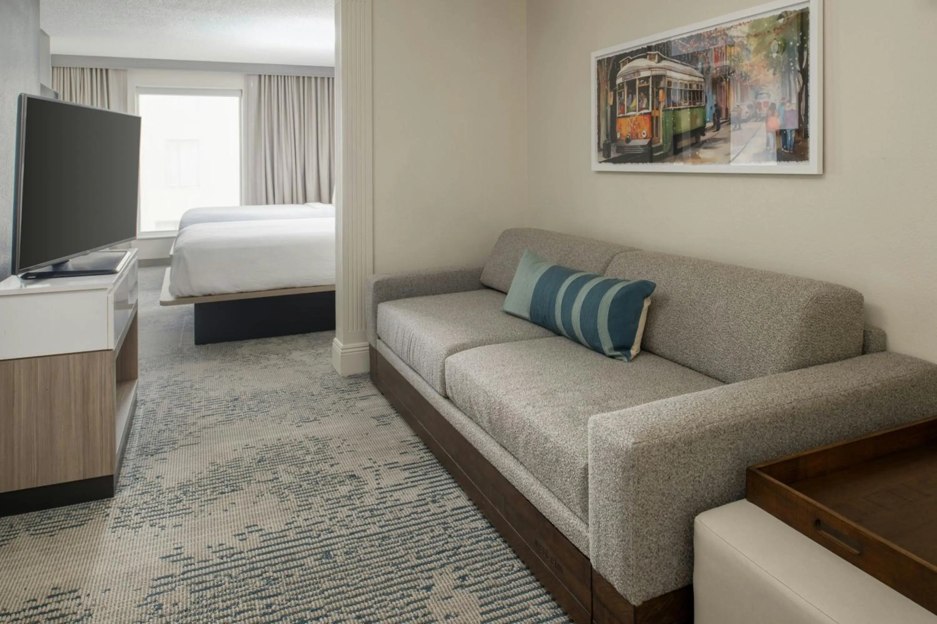 Living room, Bed in SpringHill Suites by Marriott New Orleans Warehouse Arts District