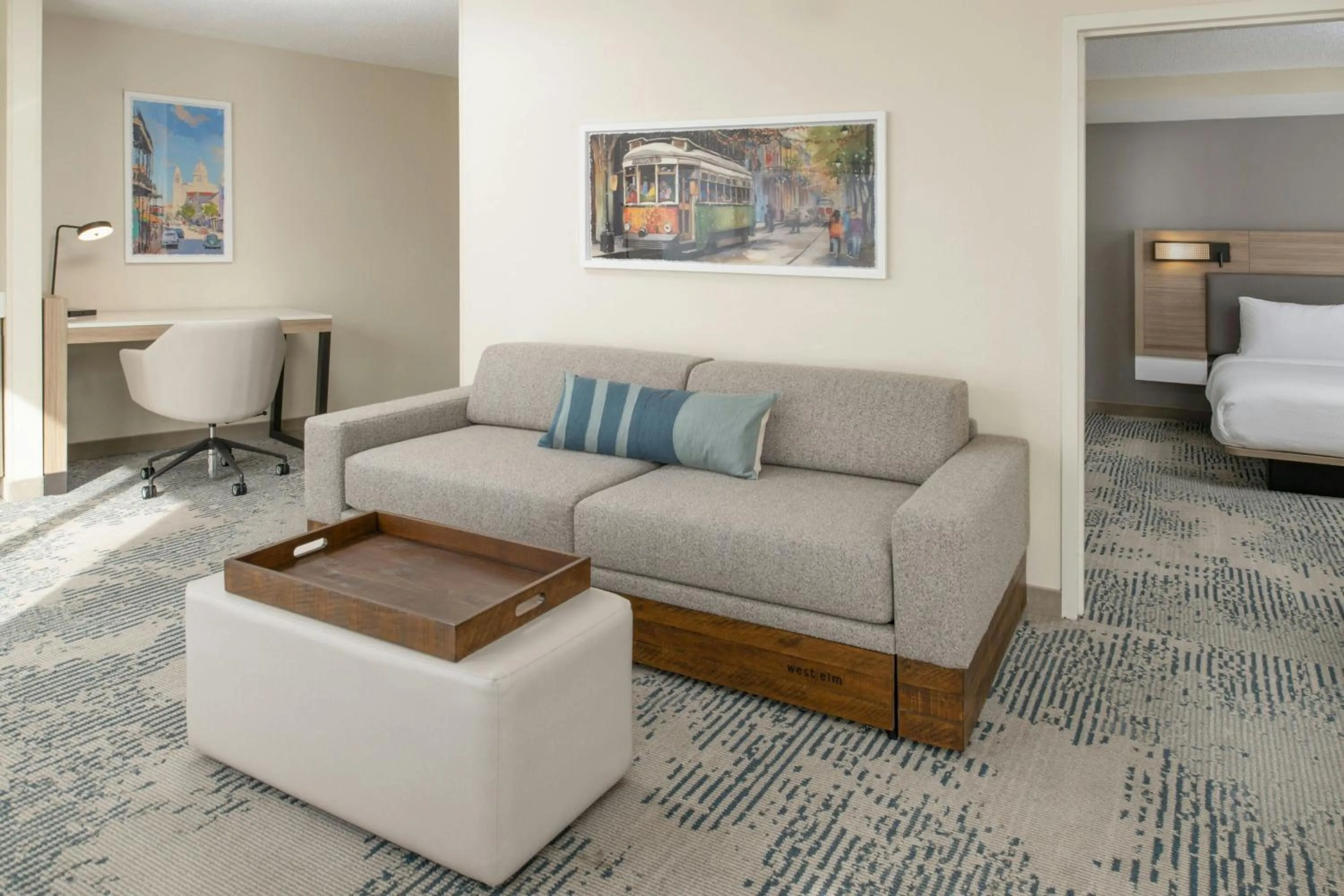 Living room, Bed in SpringHill Suites by Marriott New Orleans Warehouse Arts District