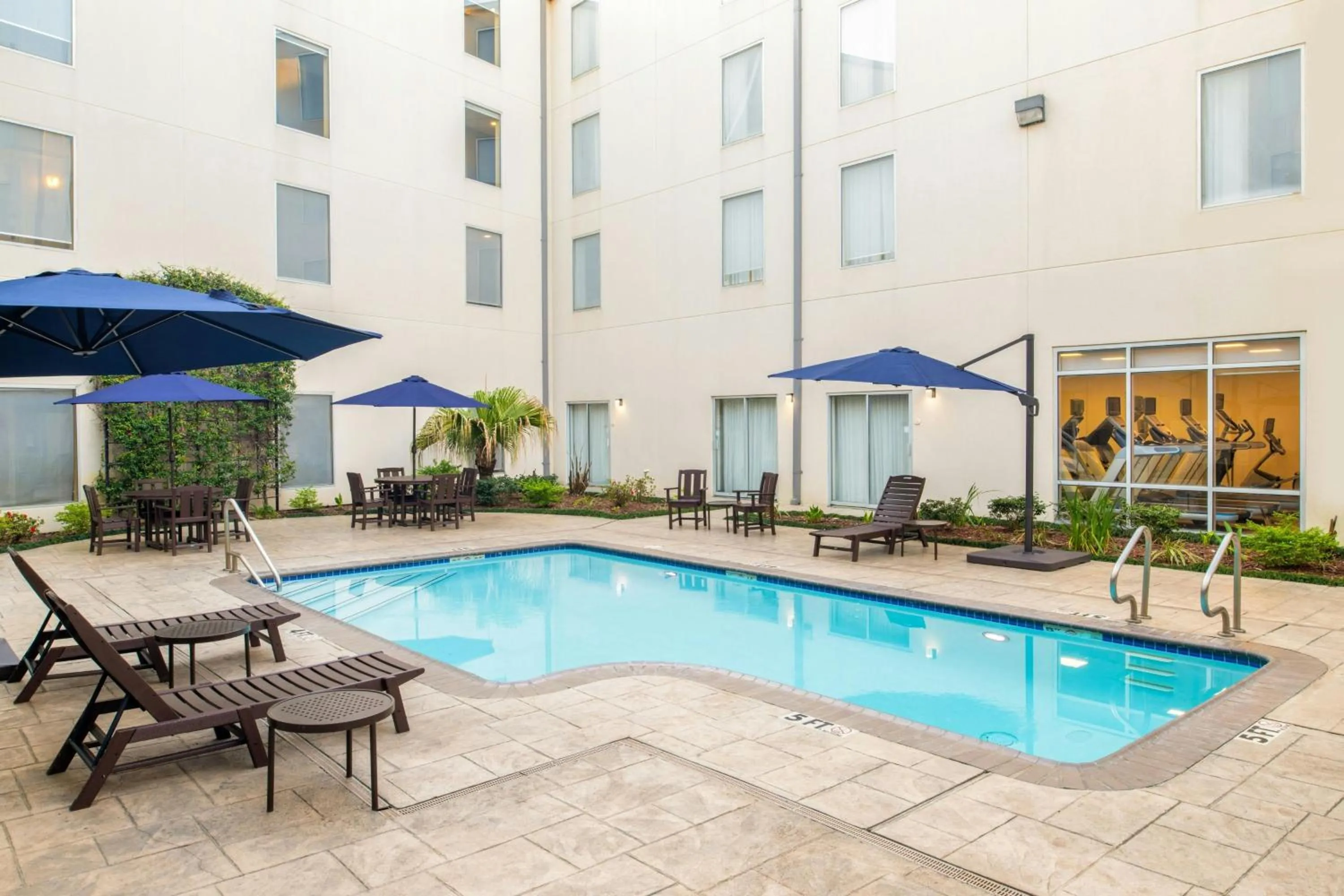 Swimming pool in SpringHill Suites by Marriott New Orleans Warehouse Arts District