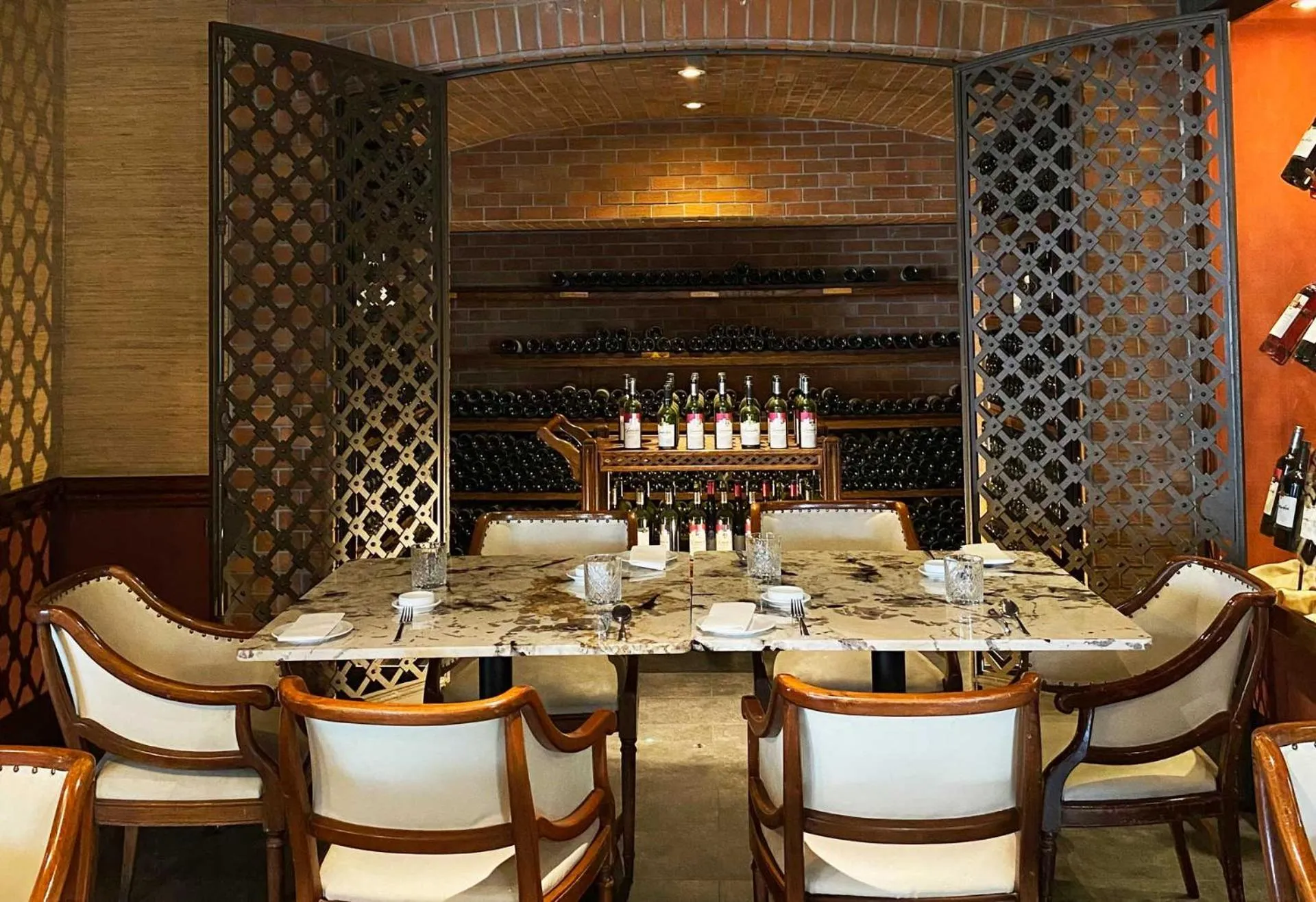 Restaurant/places to eat in Almacruz Hotel y Centro de Convenciones (Ex Galerías)