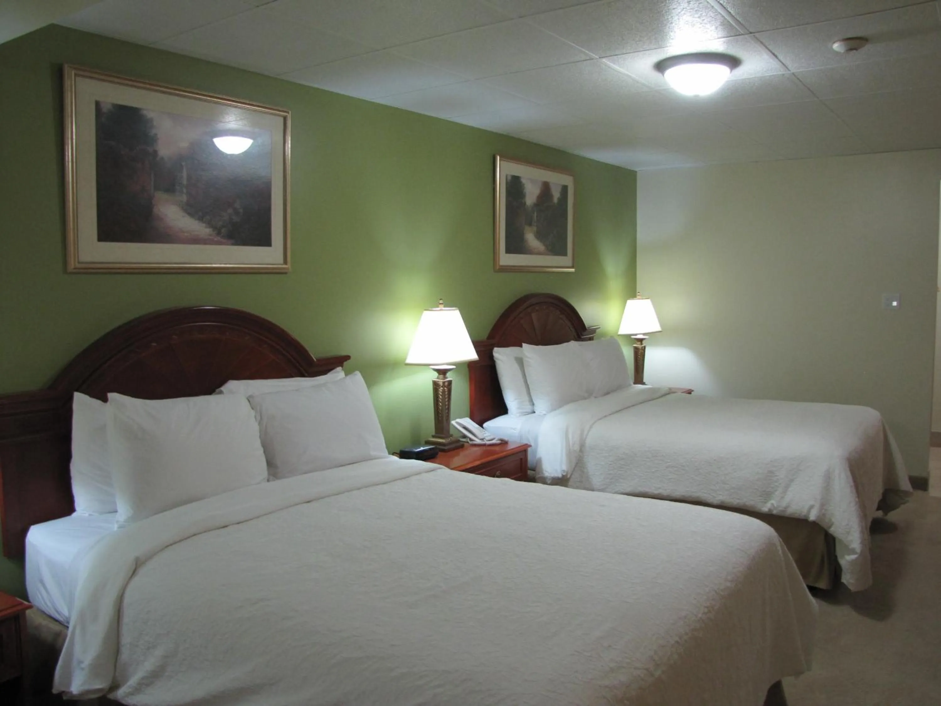 Bed in Valley Inn Motel