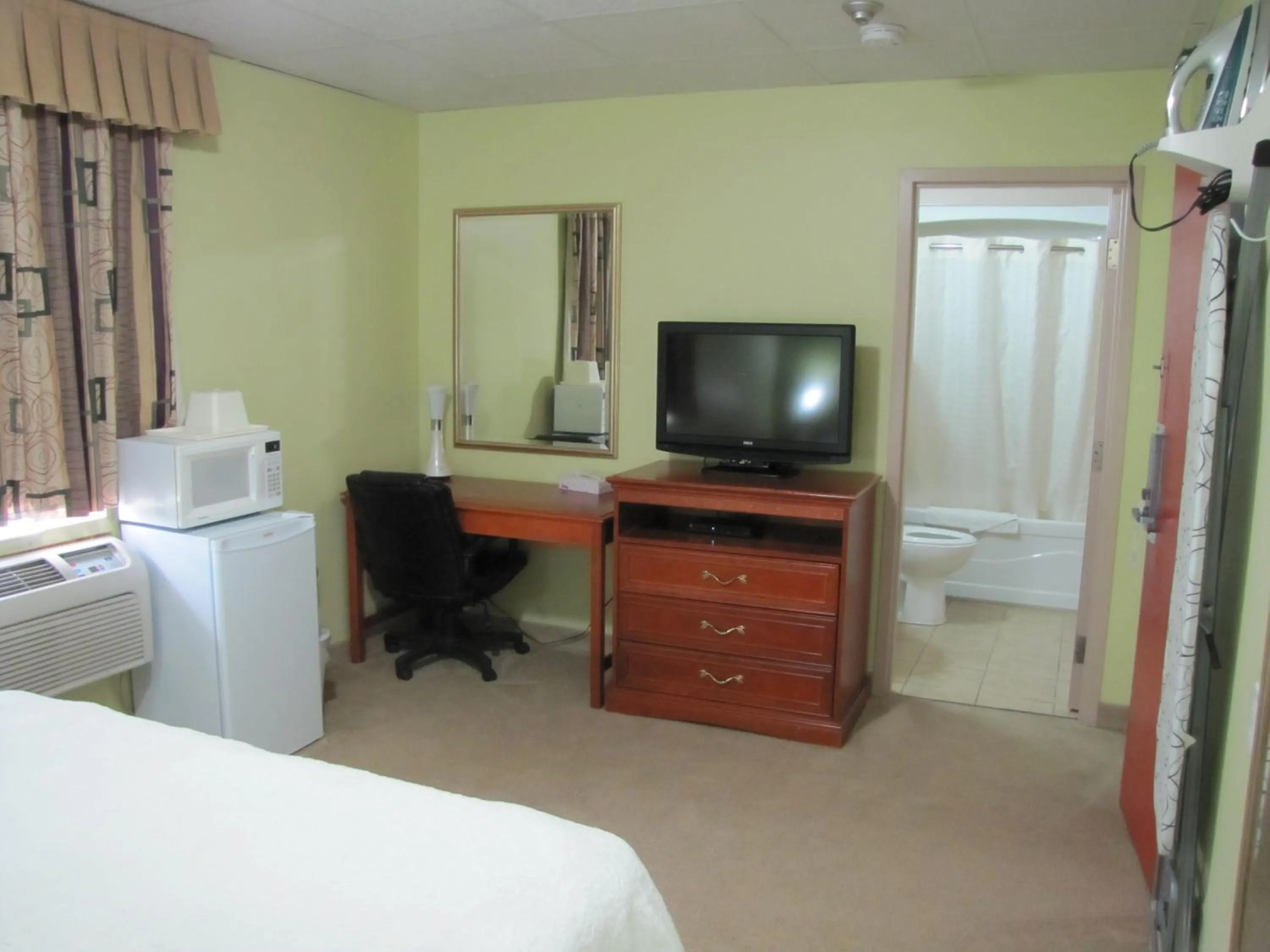 Bedroom, Bed in Valley Inn Motel