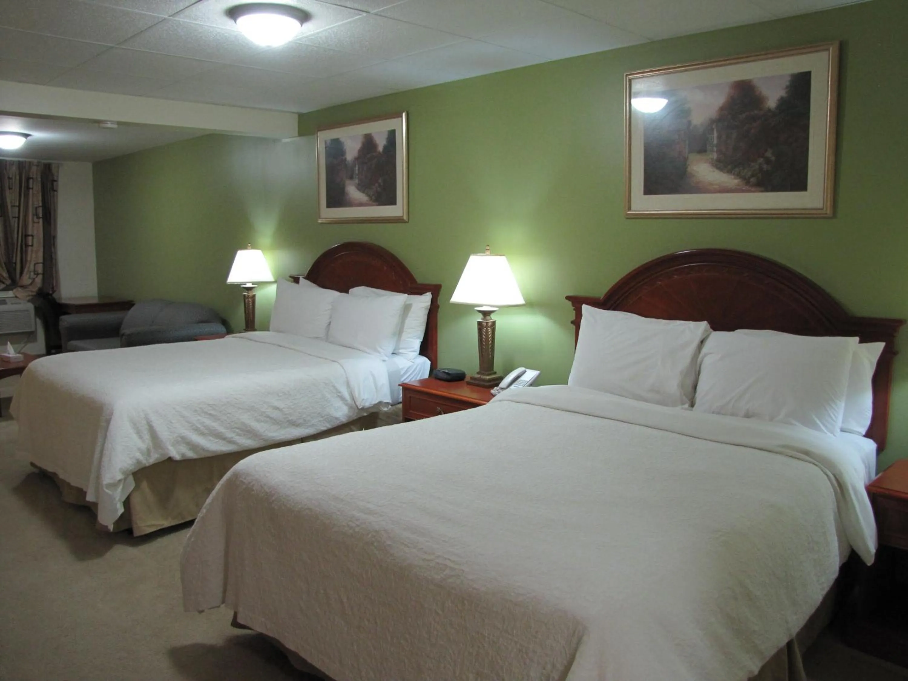 Bed in Valley Inn Motel