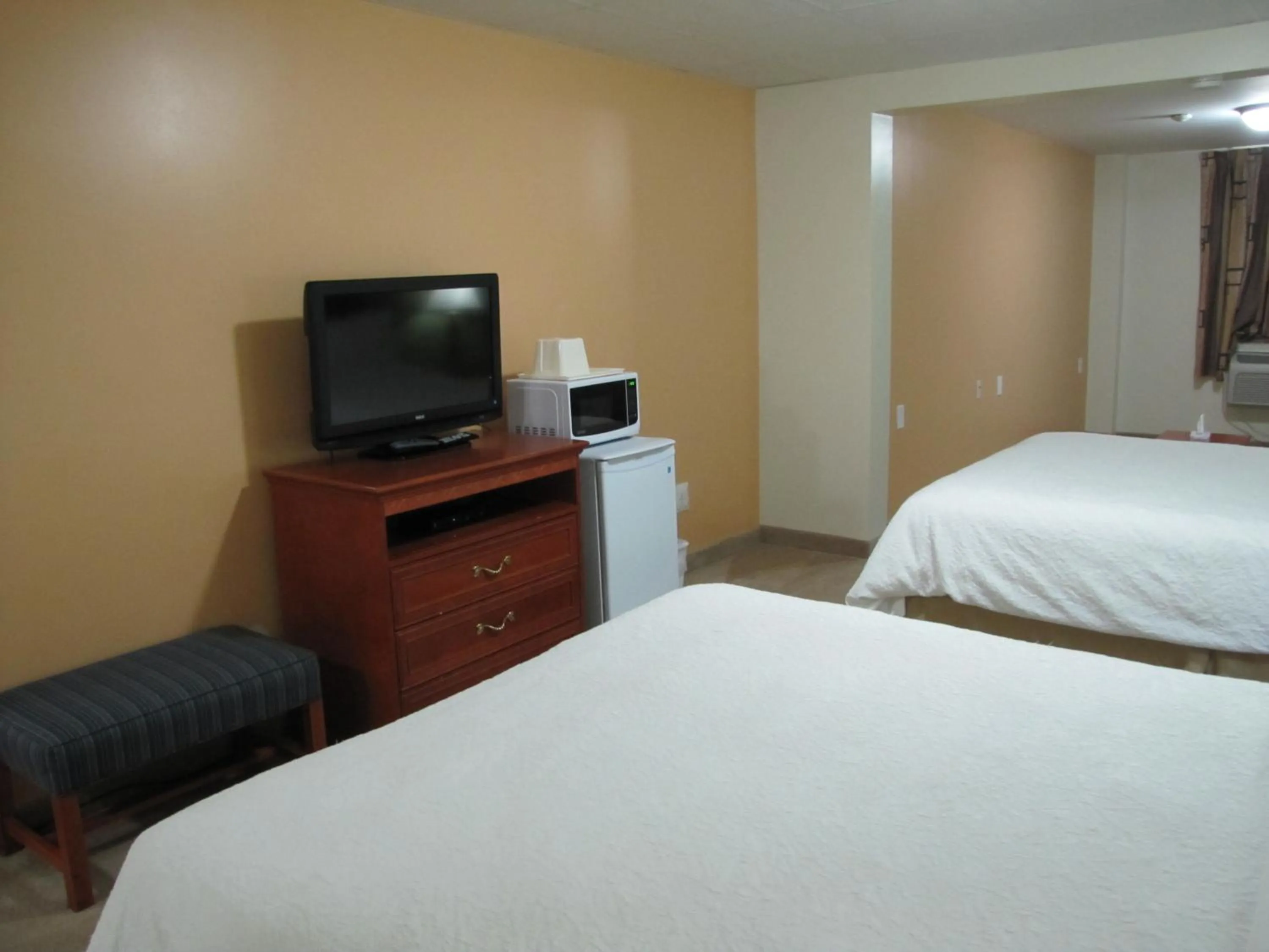 Bed in Valley Inn Motel