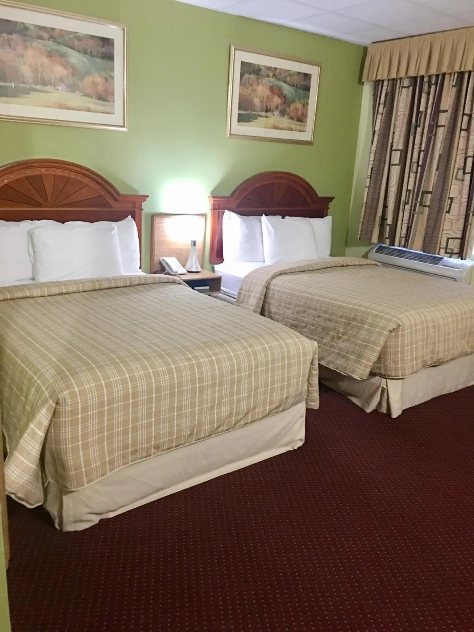 Bed in Valley Inn Motel