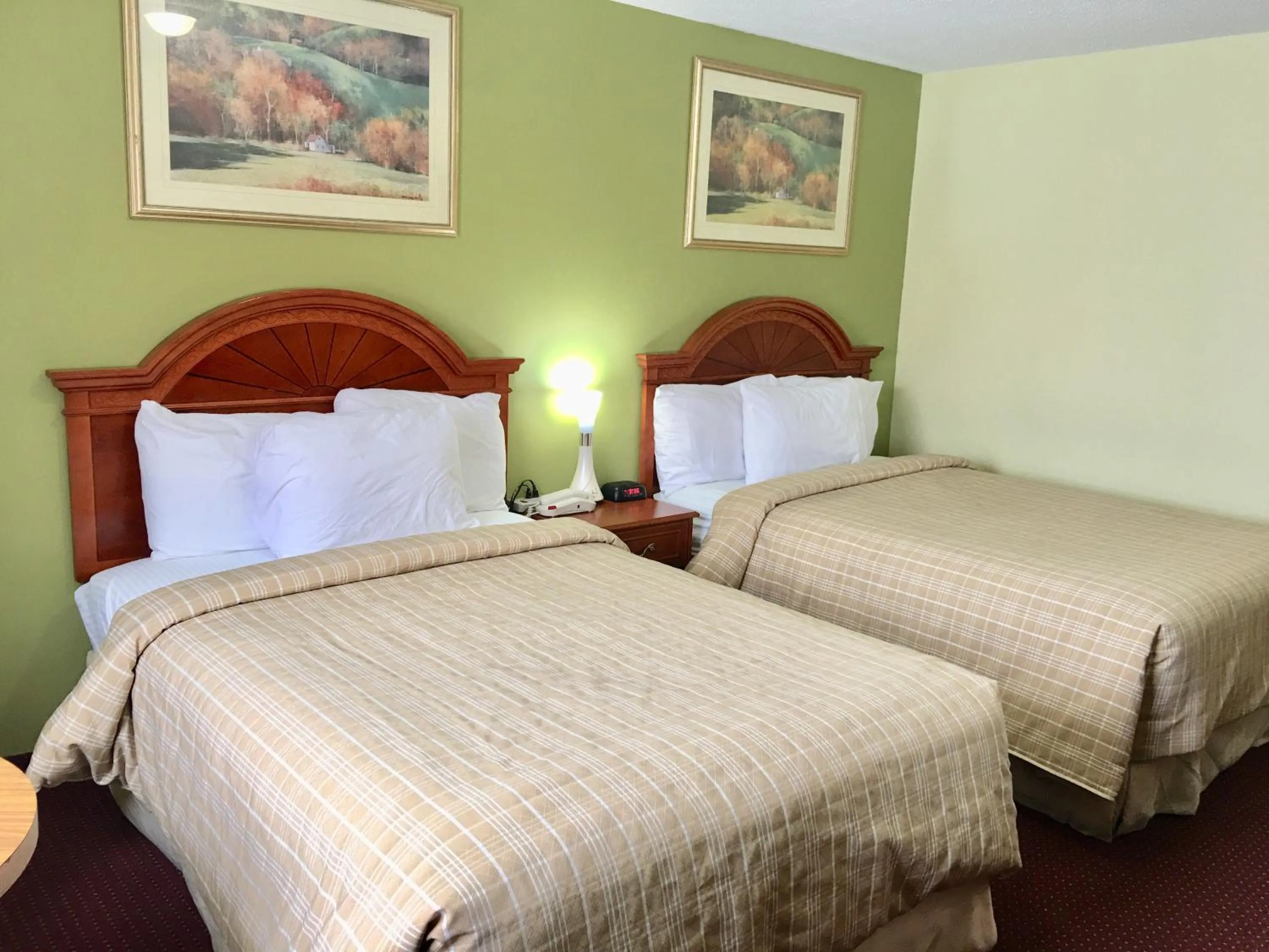 Bed in Valley Inn Motel