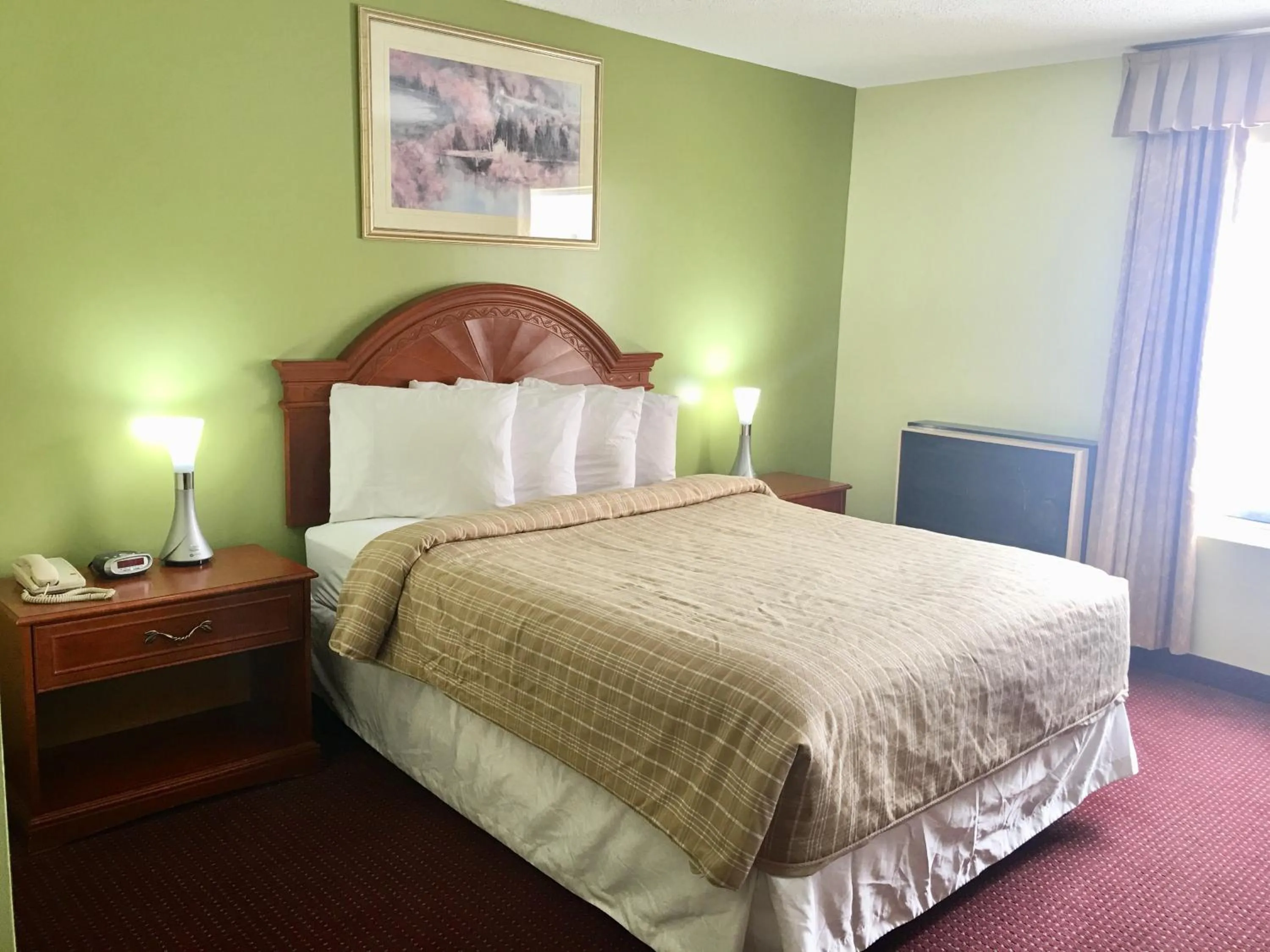 Bed in Valley Inn Motel