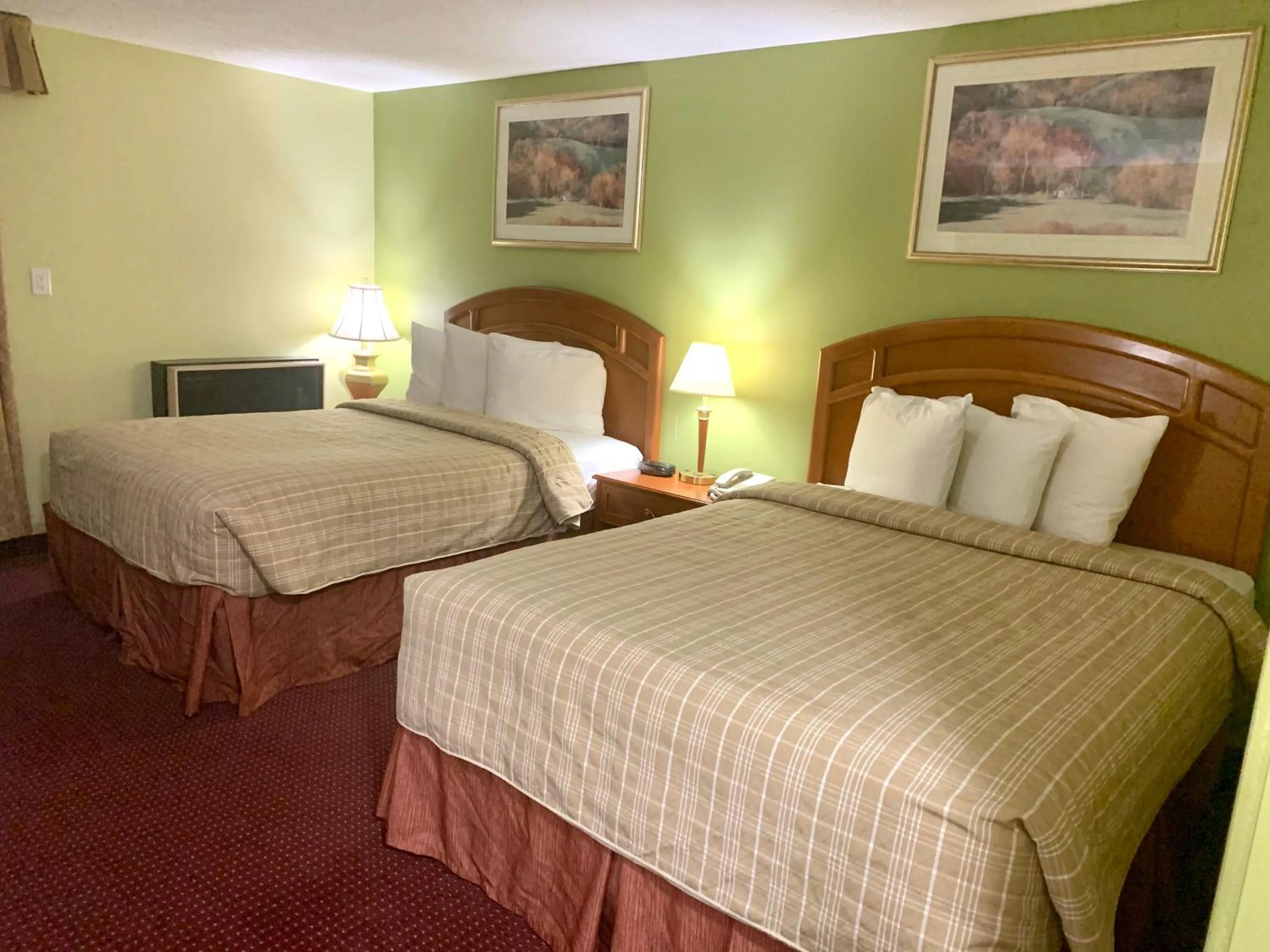 Bed in Valley Inn Motel