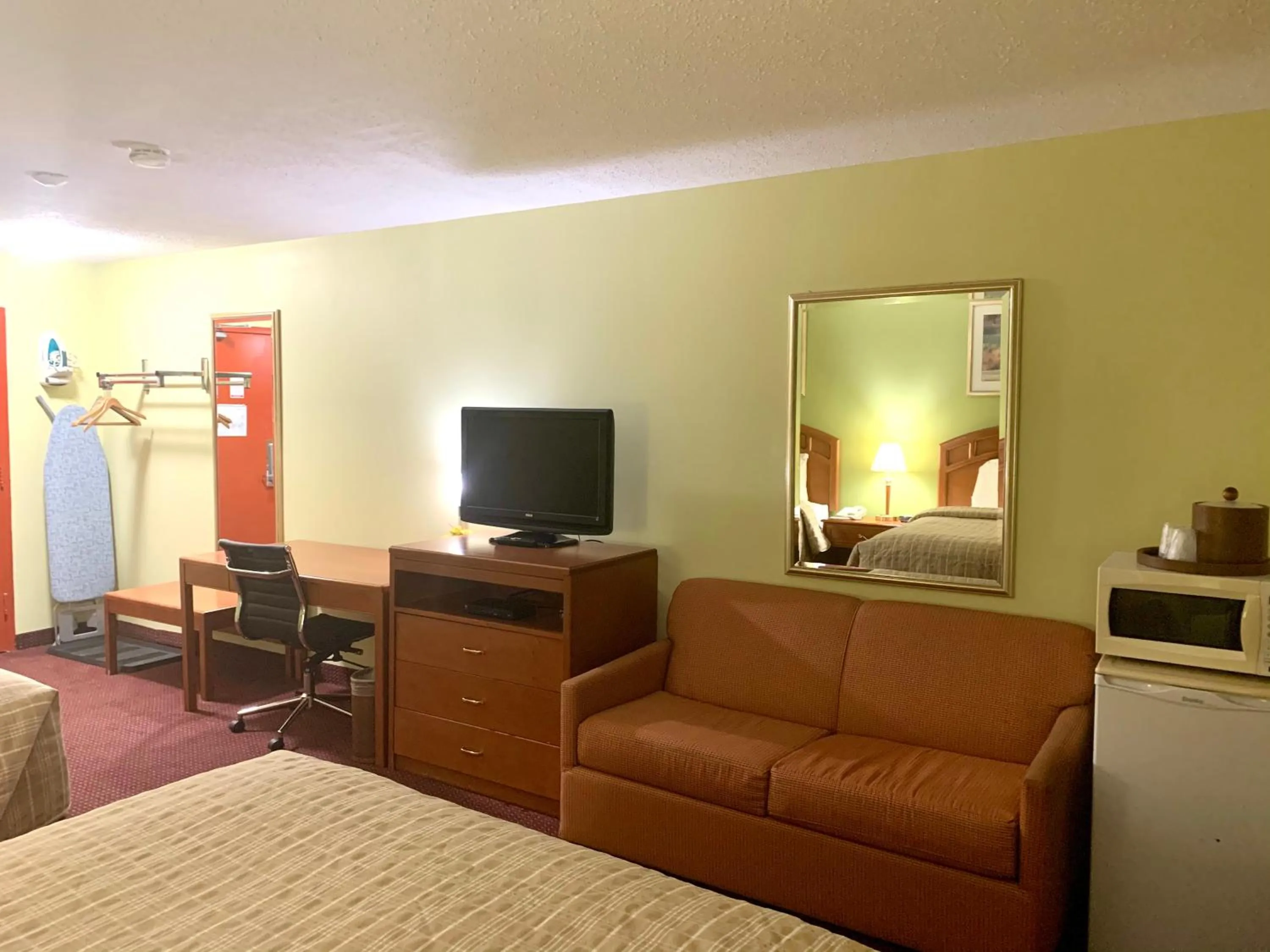 Bed in Valley Inn Motel