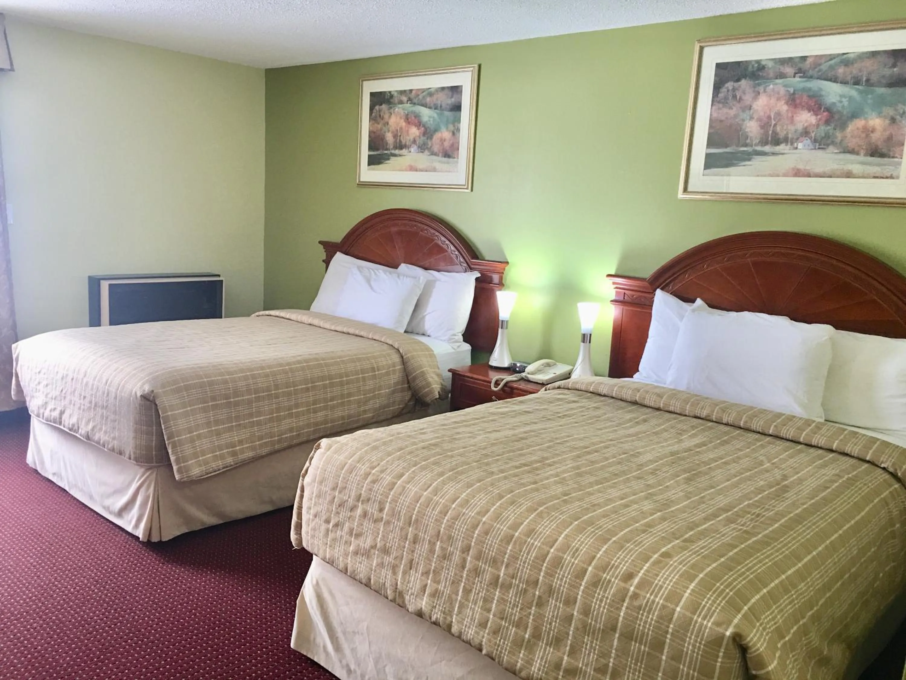 Bed in Valley Inn Motel