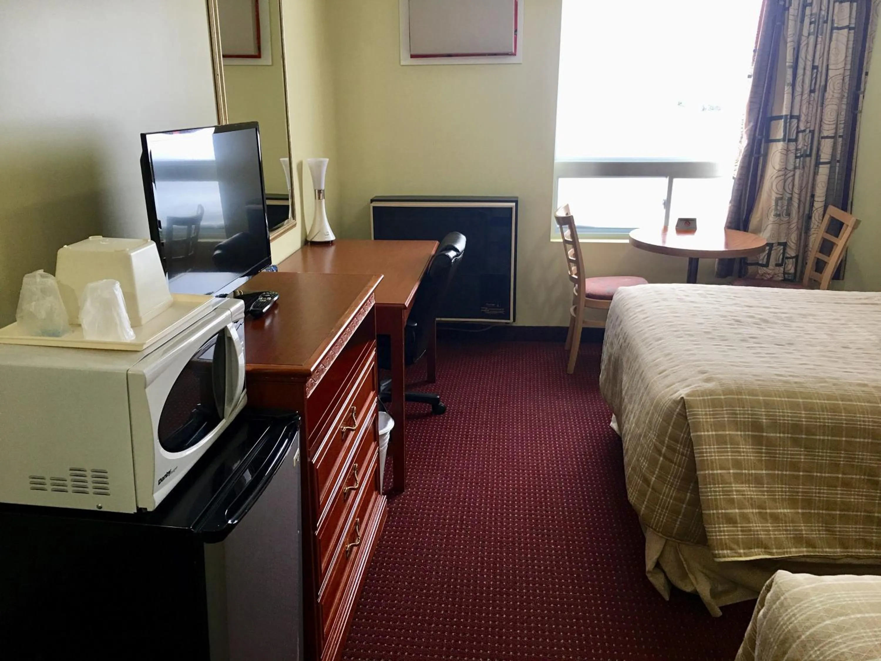 Bed in Valley Inn Motel