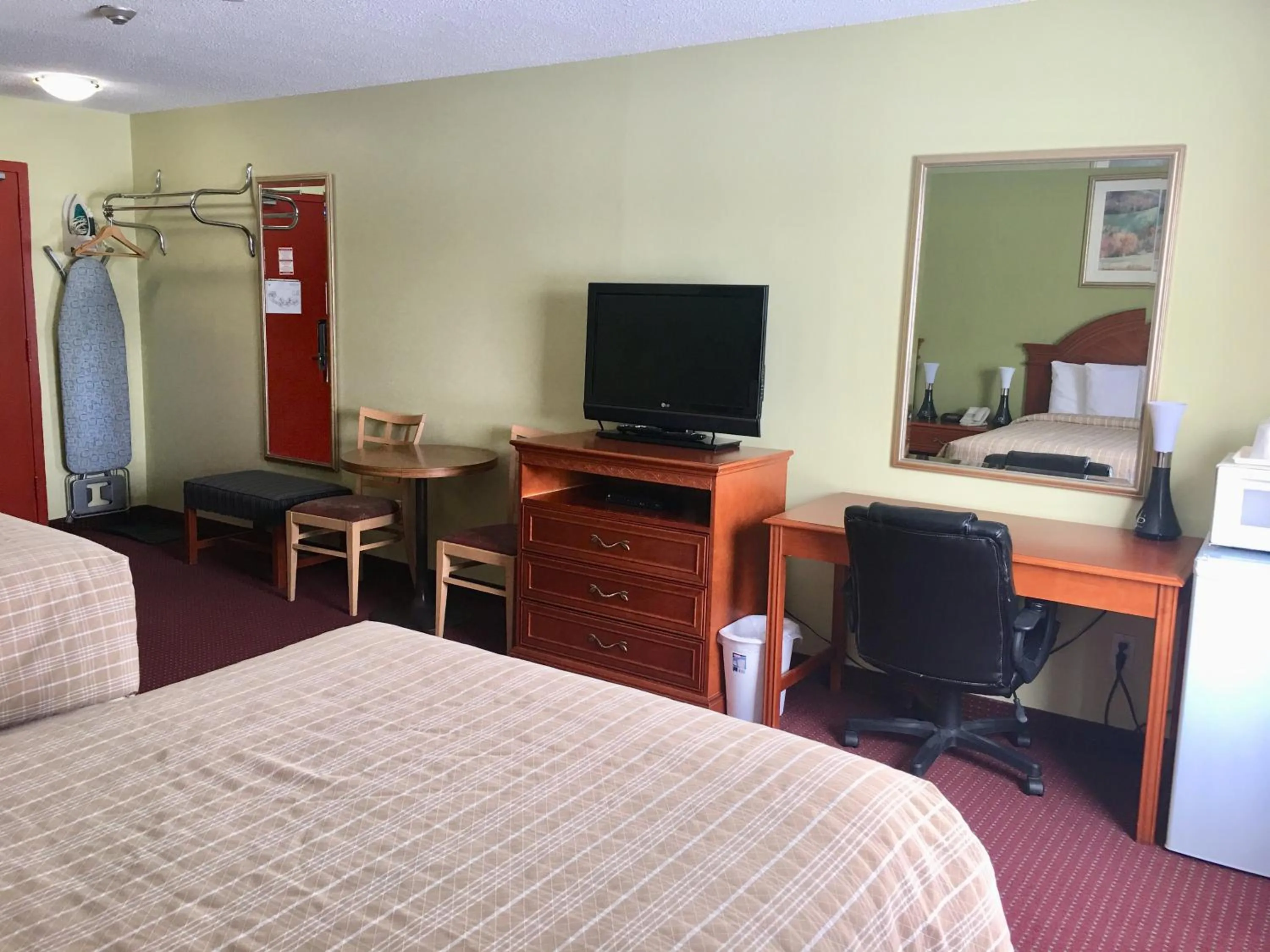 Bed in Valley Inn Motel