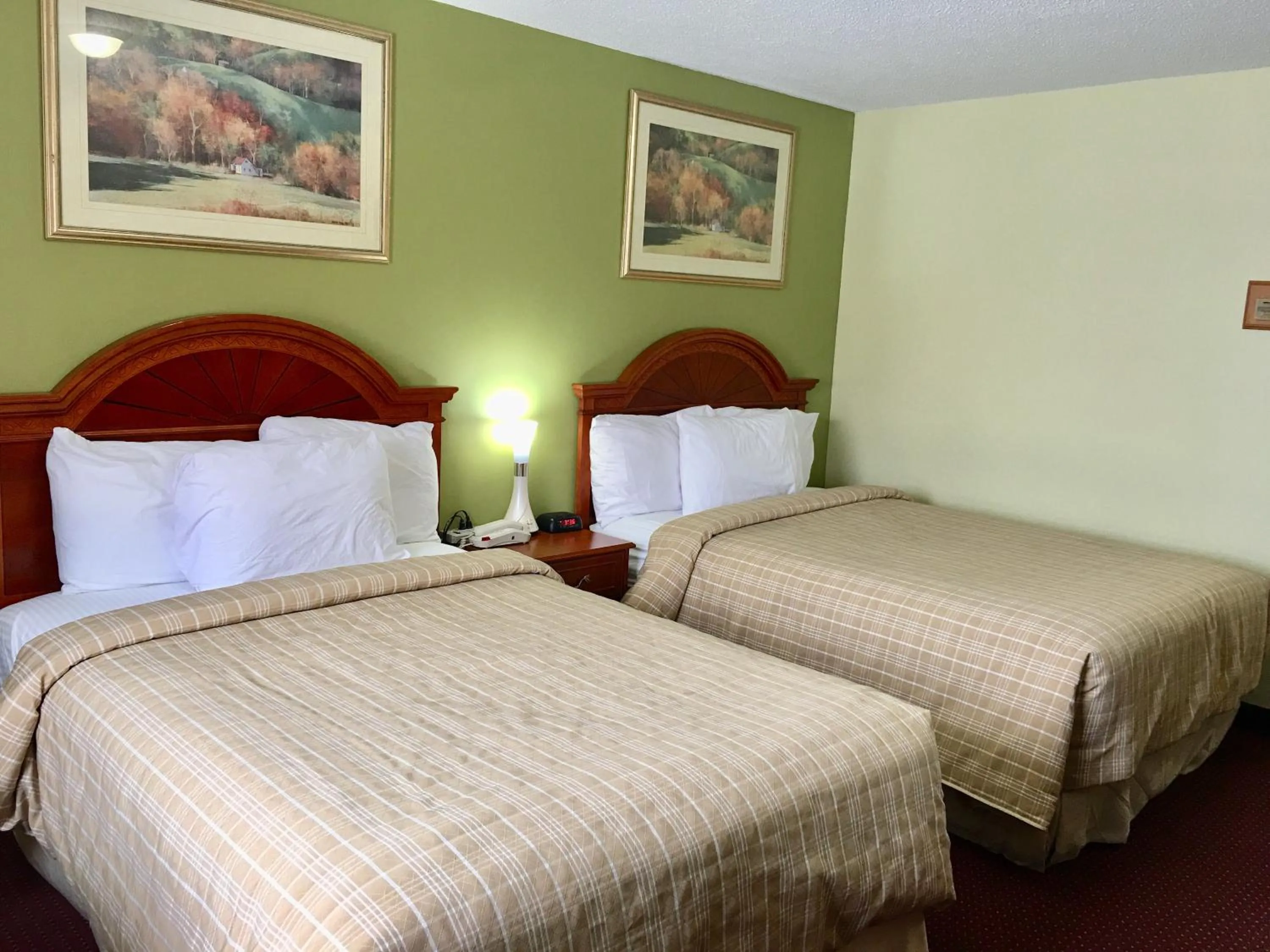 Bed in Valley Inn Motel