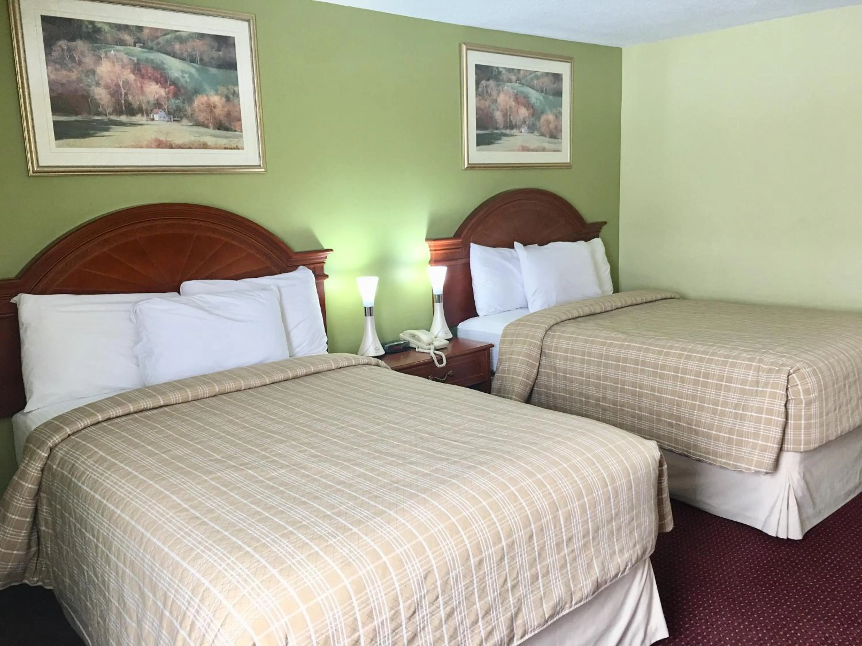 Bed in Valley Inn Motel