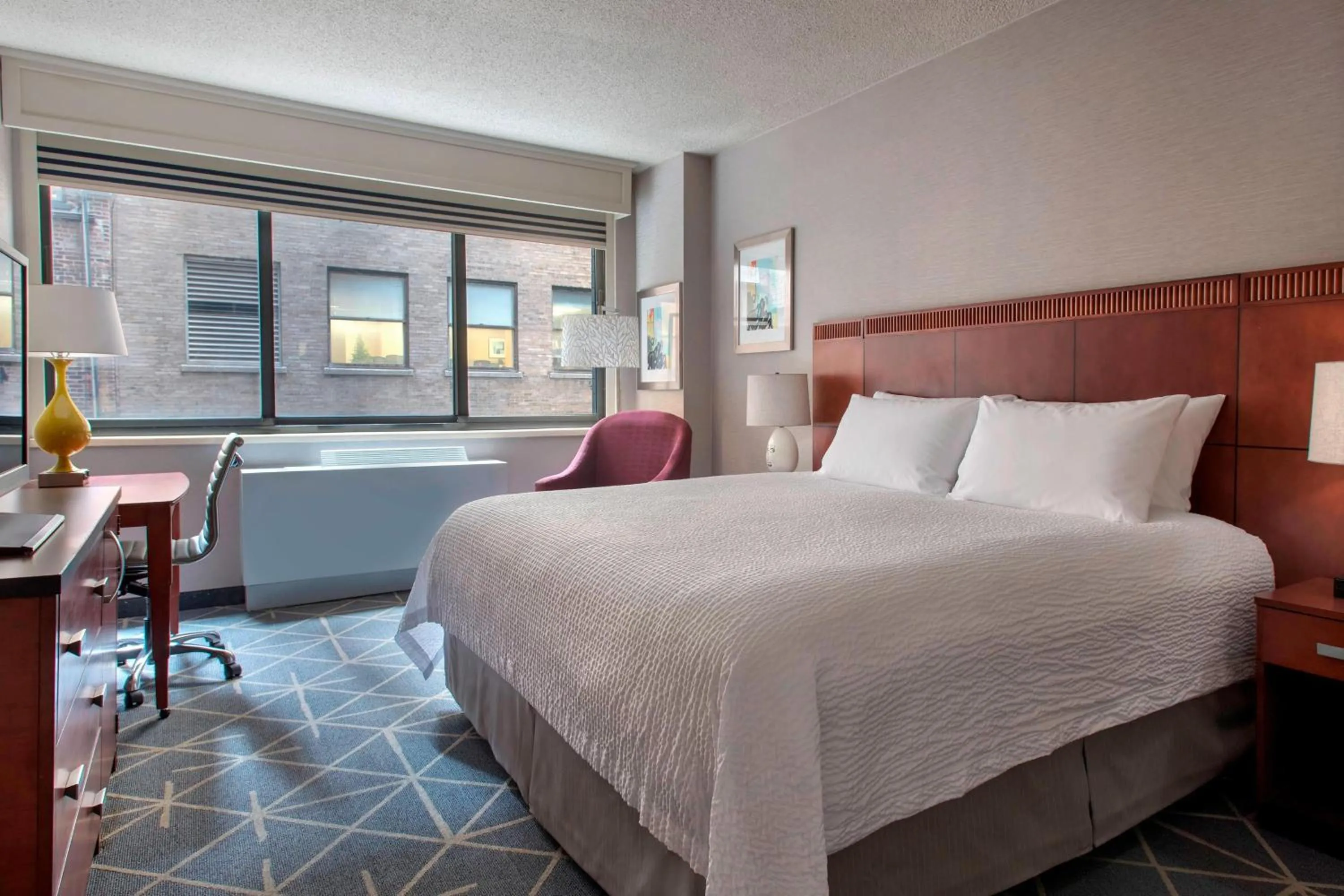 Photo of the whole room, Bed in Courtyard by Marriott New York Manhattan/ Fifth Avenue