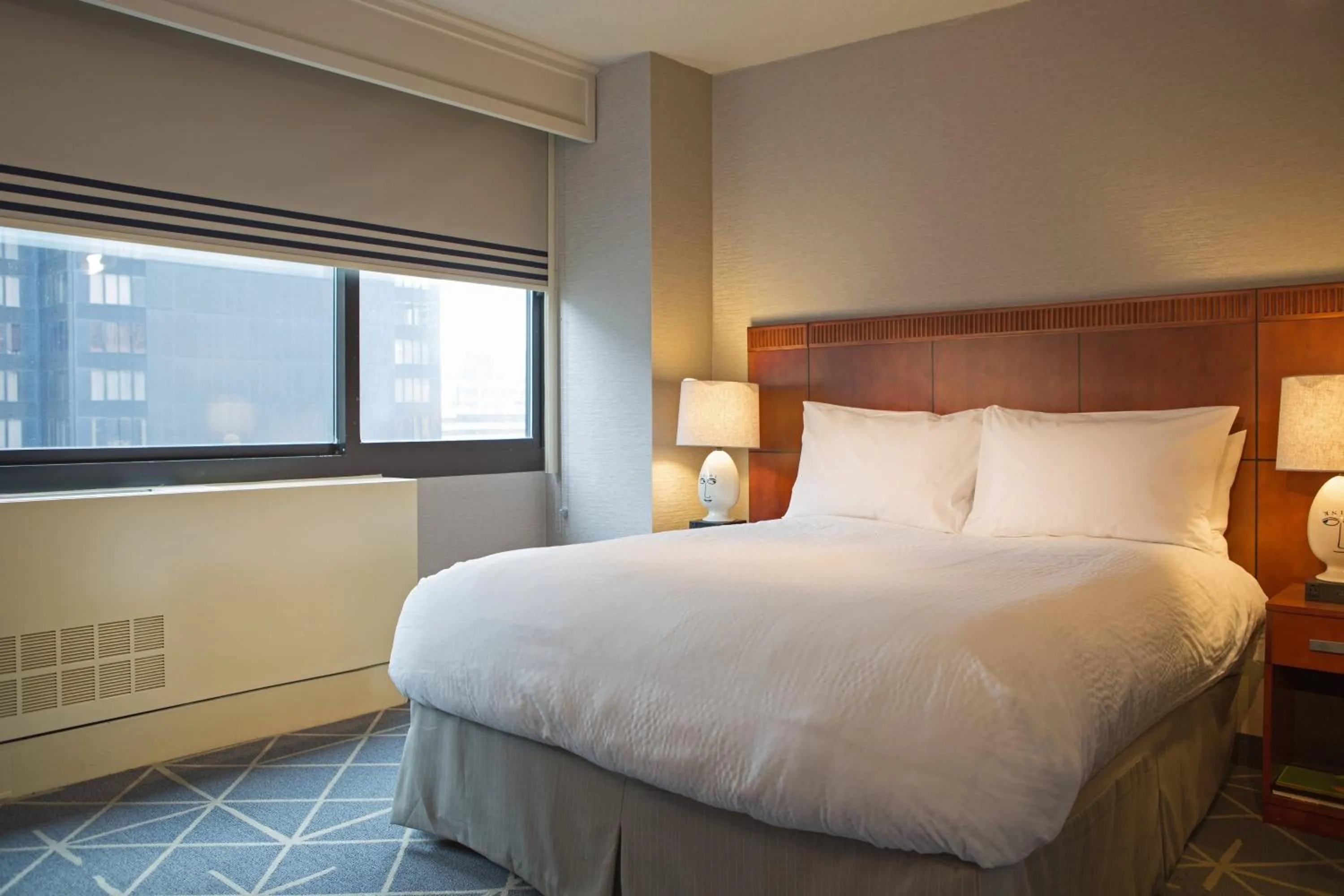 Photo of the whole room, Bed in Courtyard by Marriott New York Manhattan/ Fifth Avenue