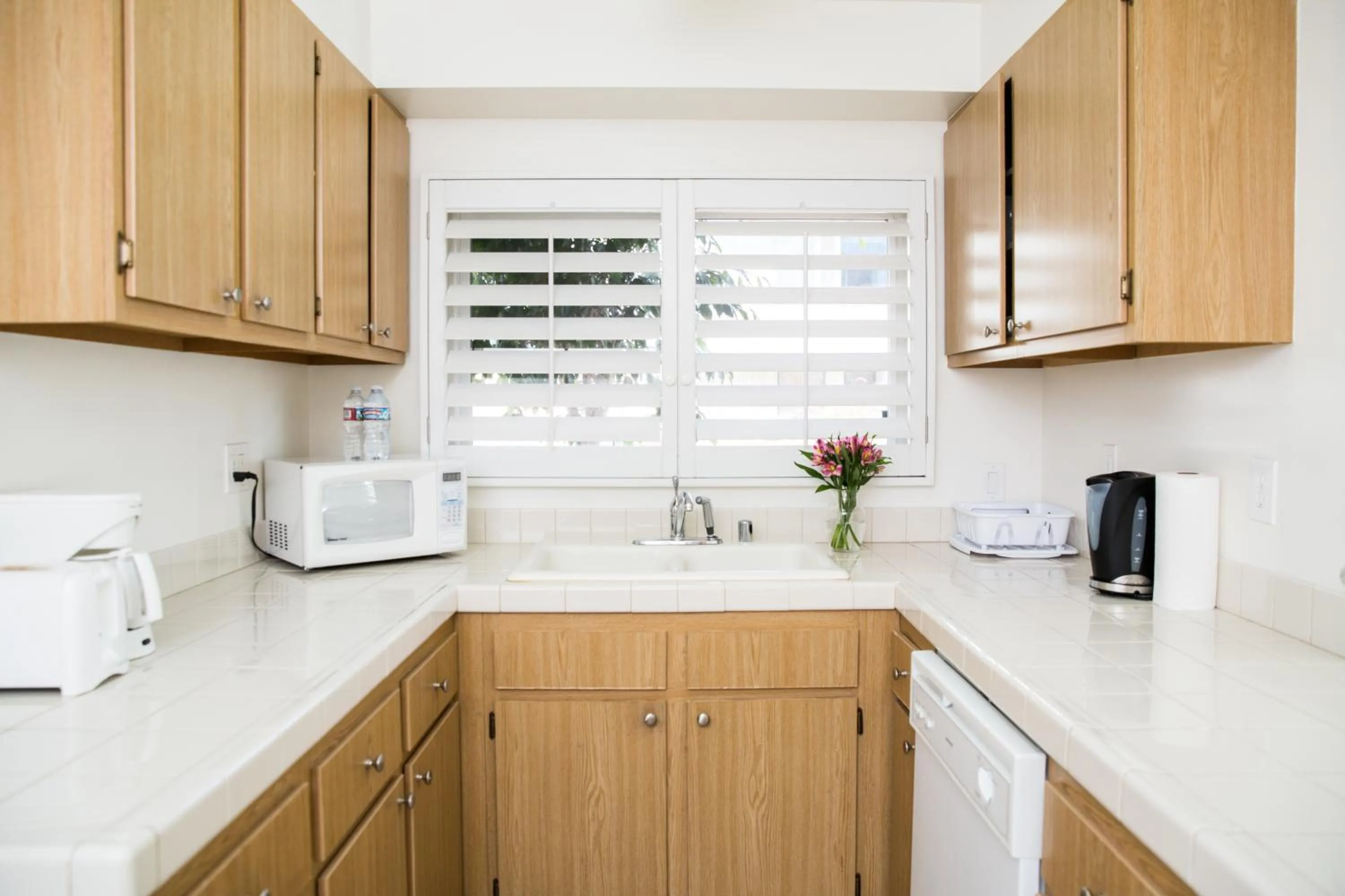 Kitchen or kitchenette in Venice on the Beach Hotel
