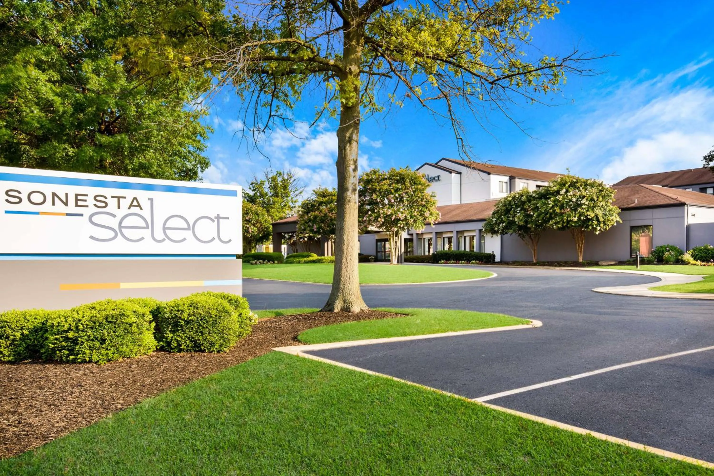 Property building in Sonesta Select Philadelphia Airport