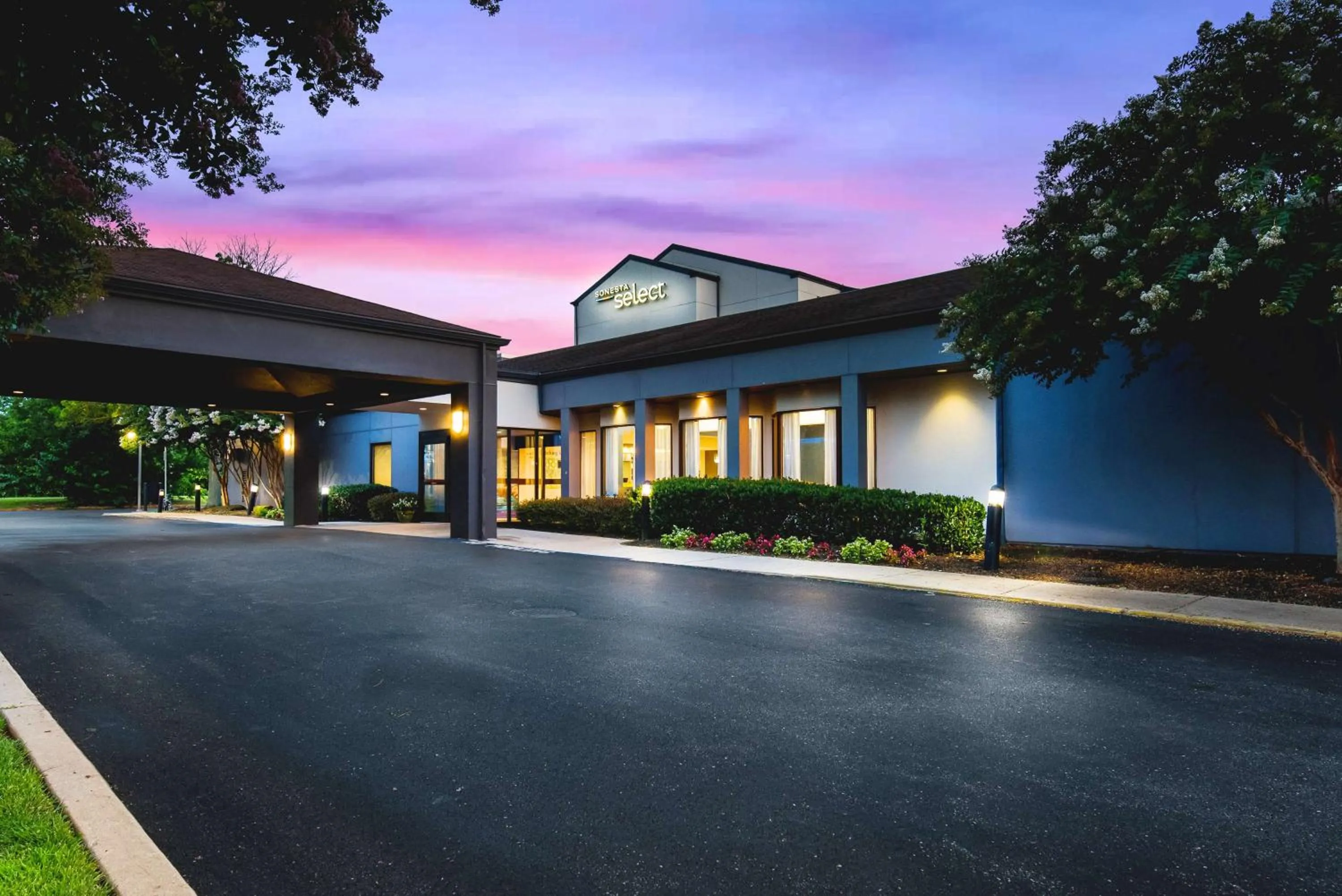 Property building in Sonesta Select Philadelphia Airport