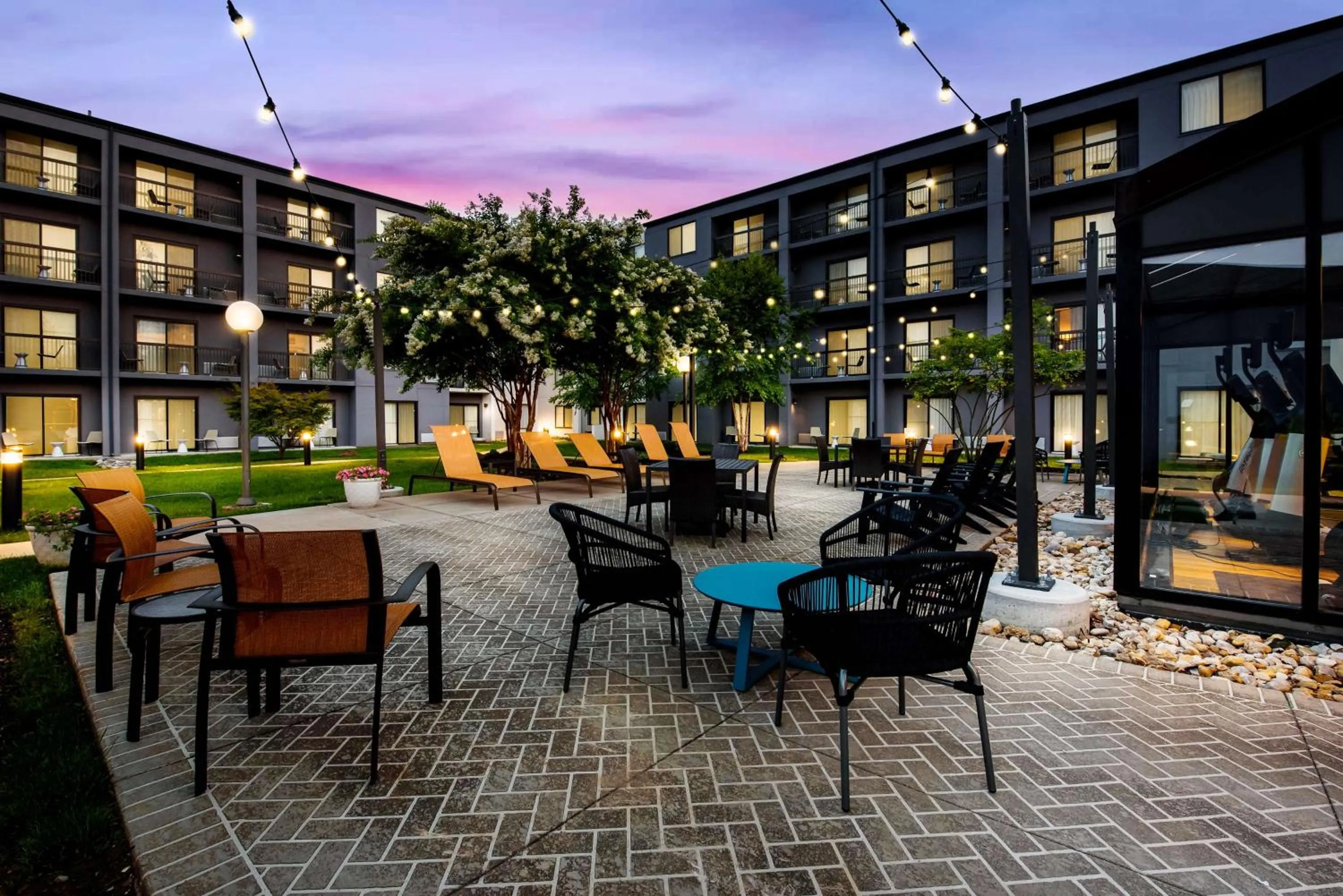 Property building in Sonesta Select Philadelphia Airport