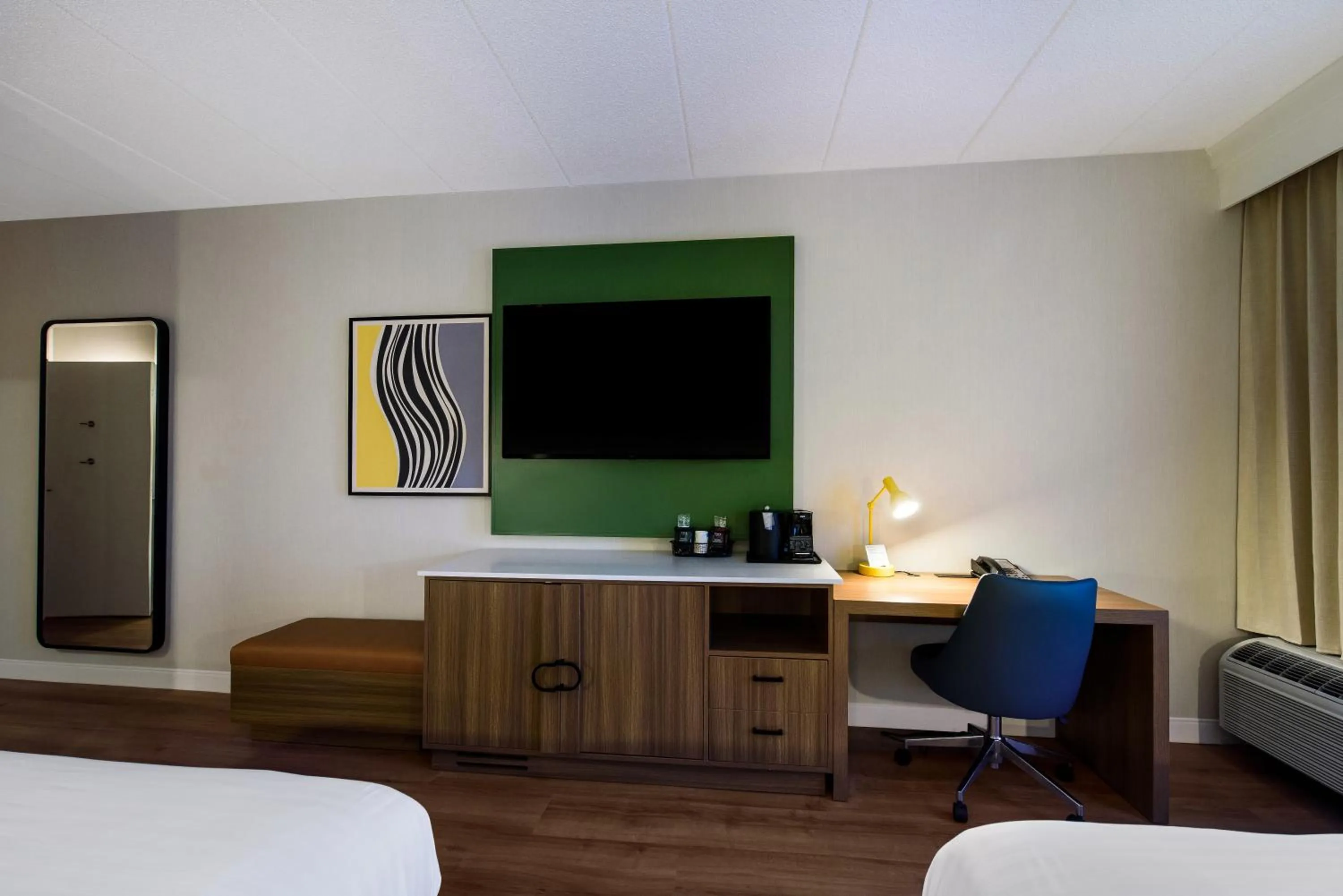 TV and multimedia, Bed in Sonesta Select Philadelphia Airport