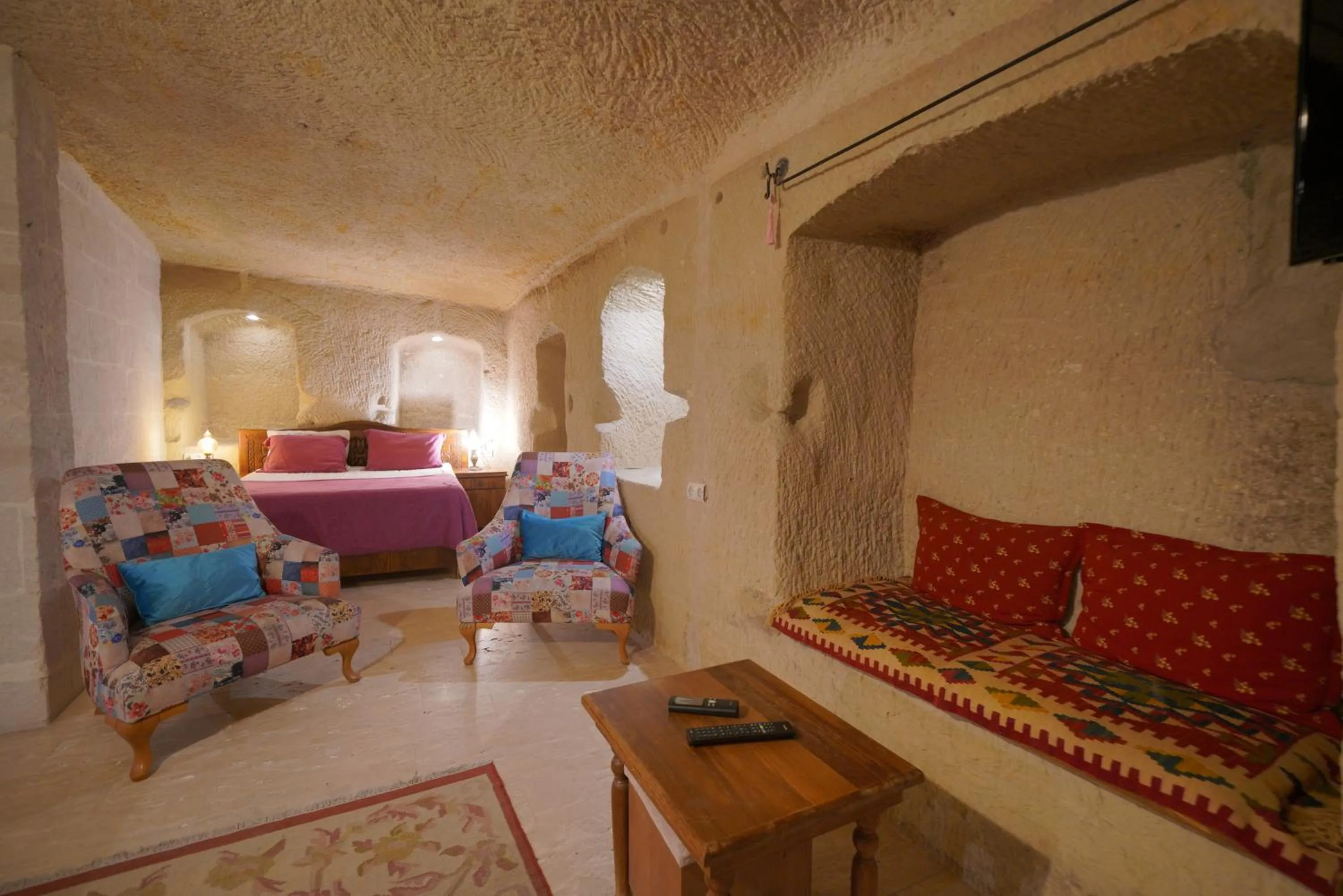 Living room, Bed in Salkım Cave House