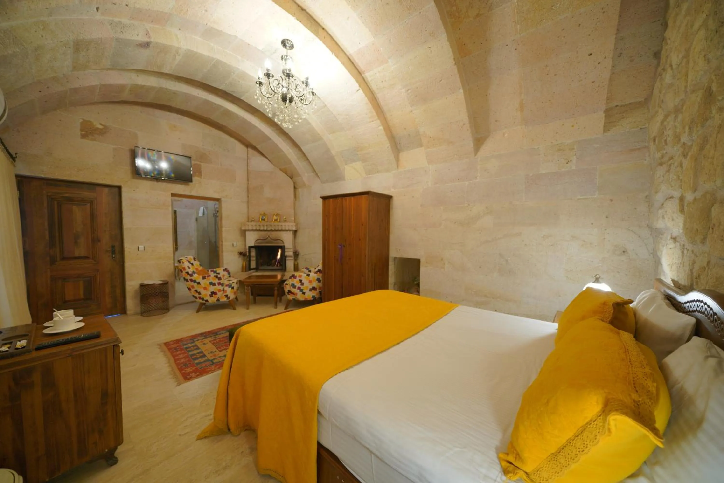 Photo of the whole room, Bed in Salkım Cave House