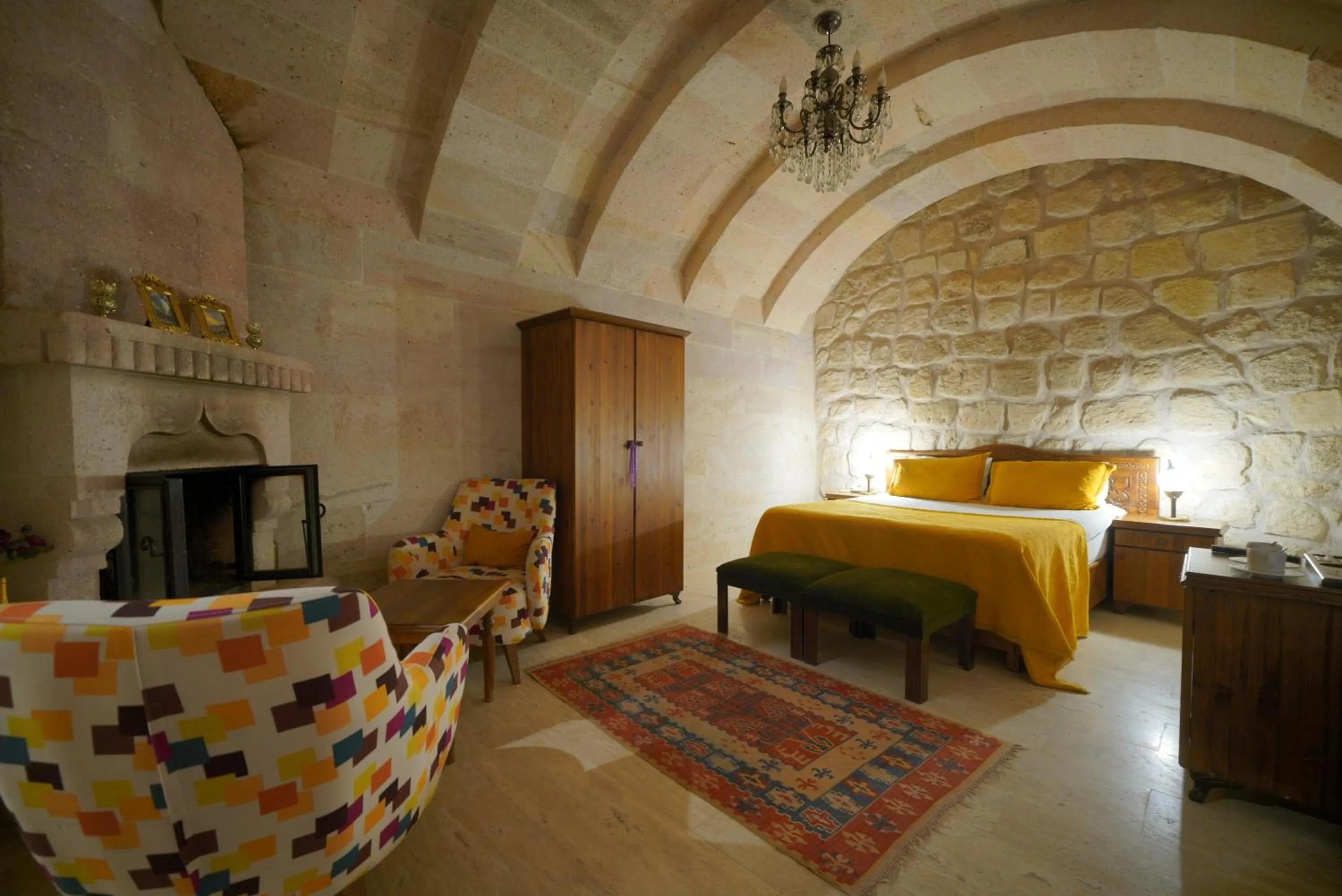 Photo of the whole room, Bed in Salkım Cave House