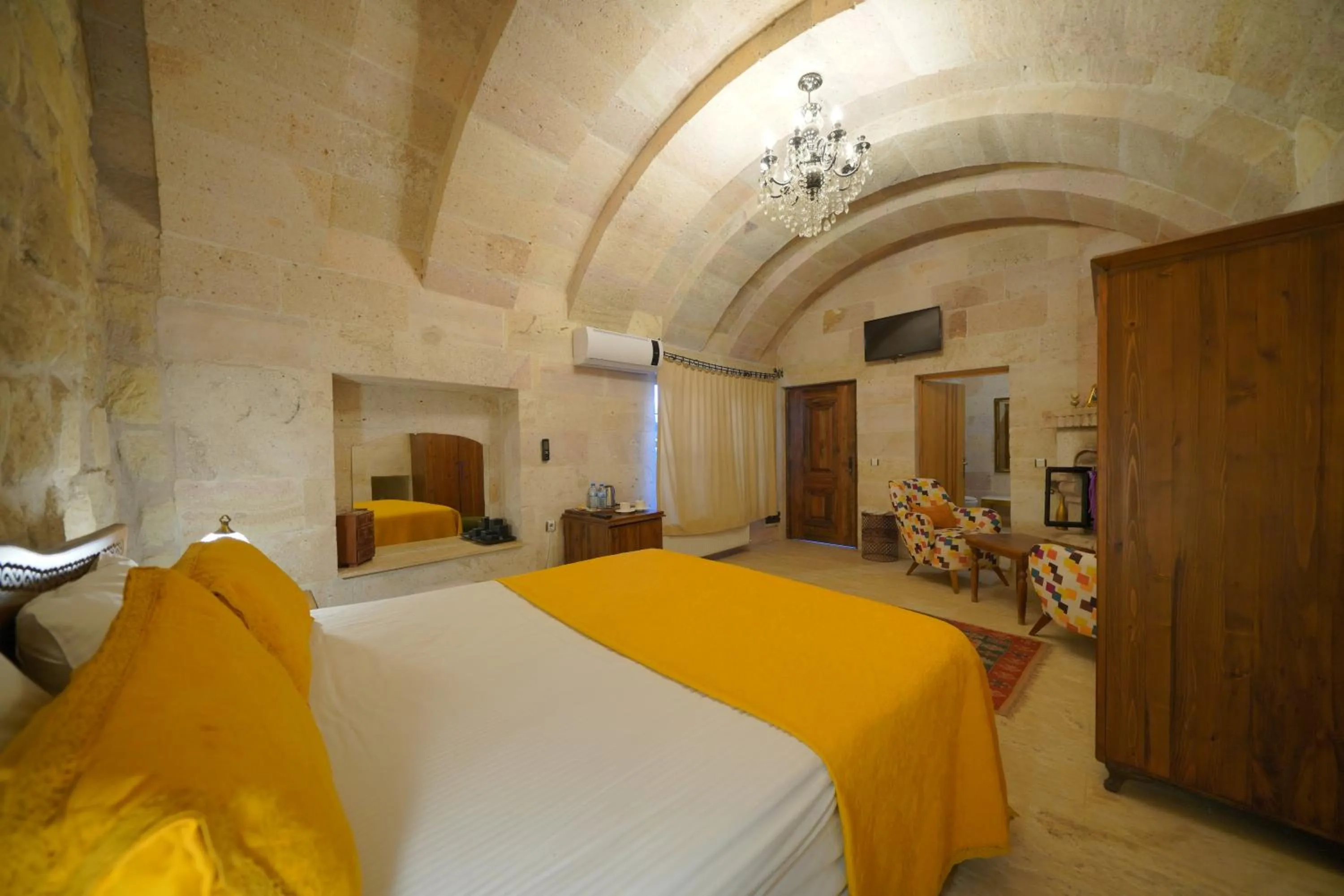 Photo of the whole room, Bed in Salkım Cave House
