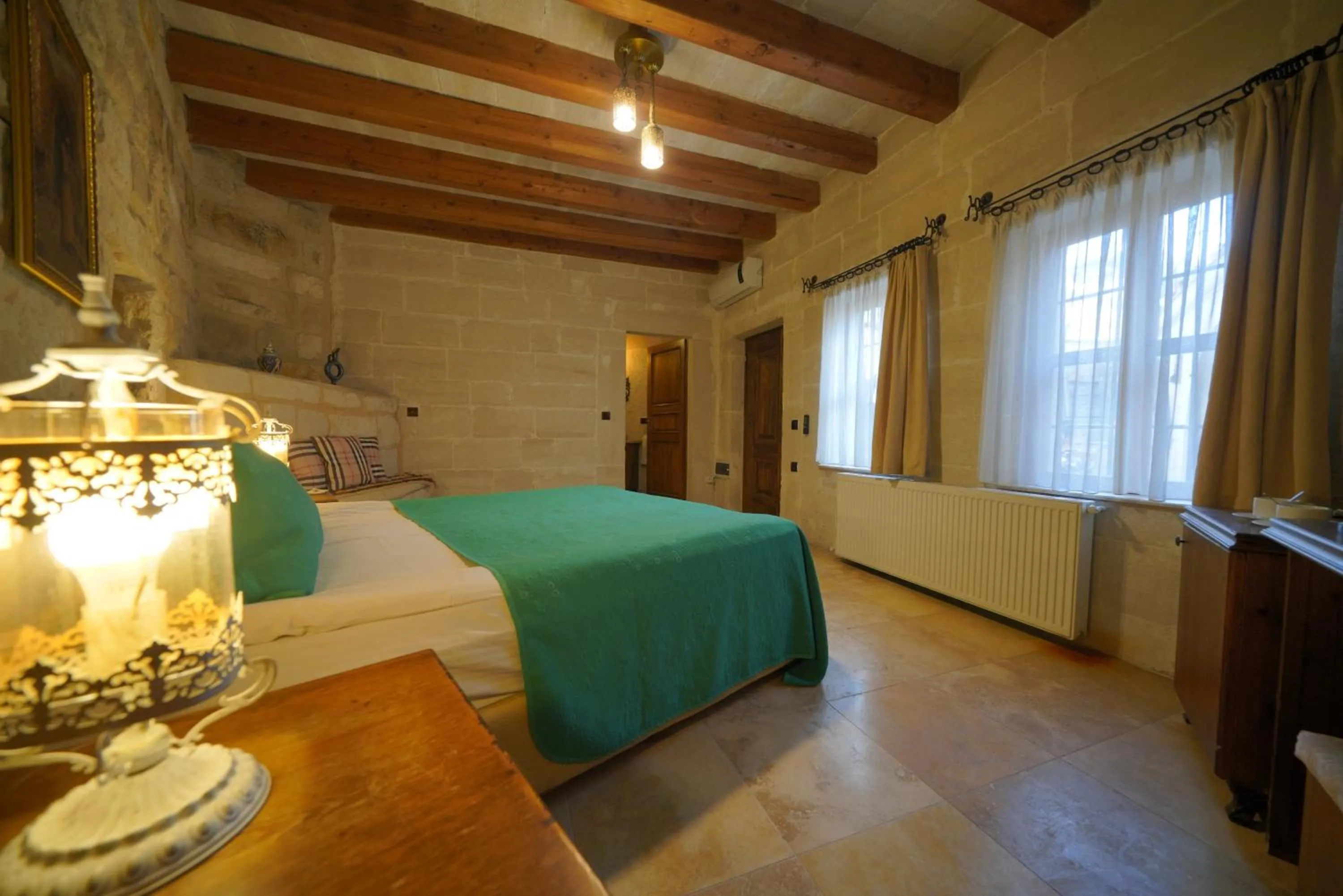 Photo of the whole room, Bed in Salkım Cave House