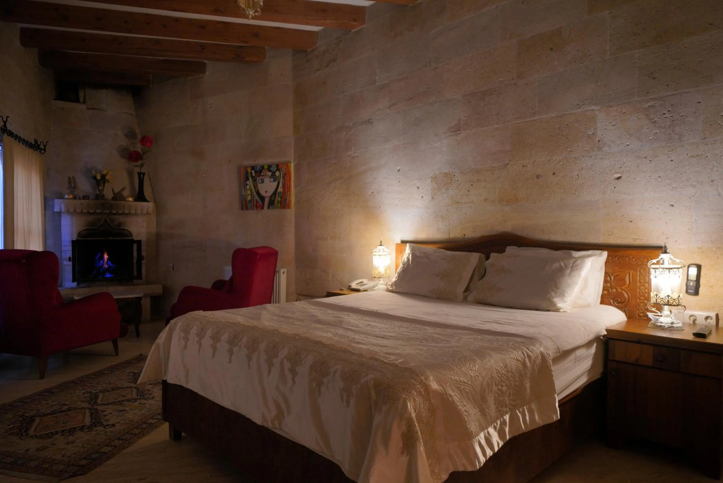 Photo of the whole room, Bed in Salkım Cave House