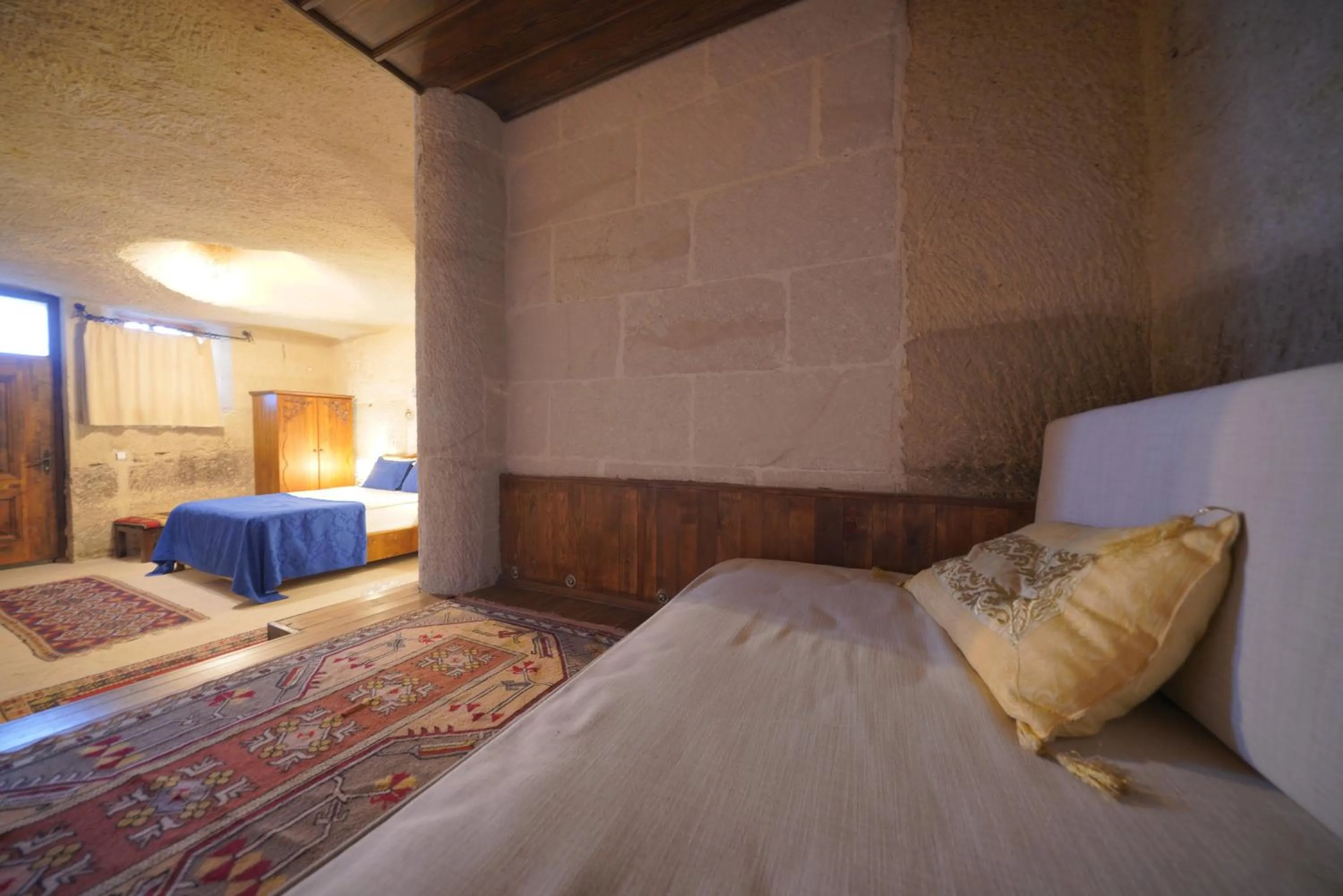 Photo of the whole room, Bed in Salkım Cave House