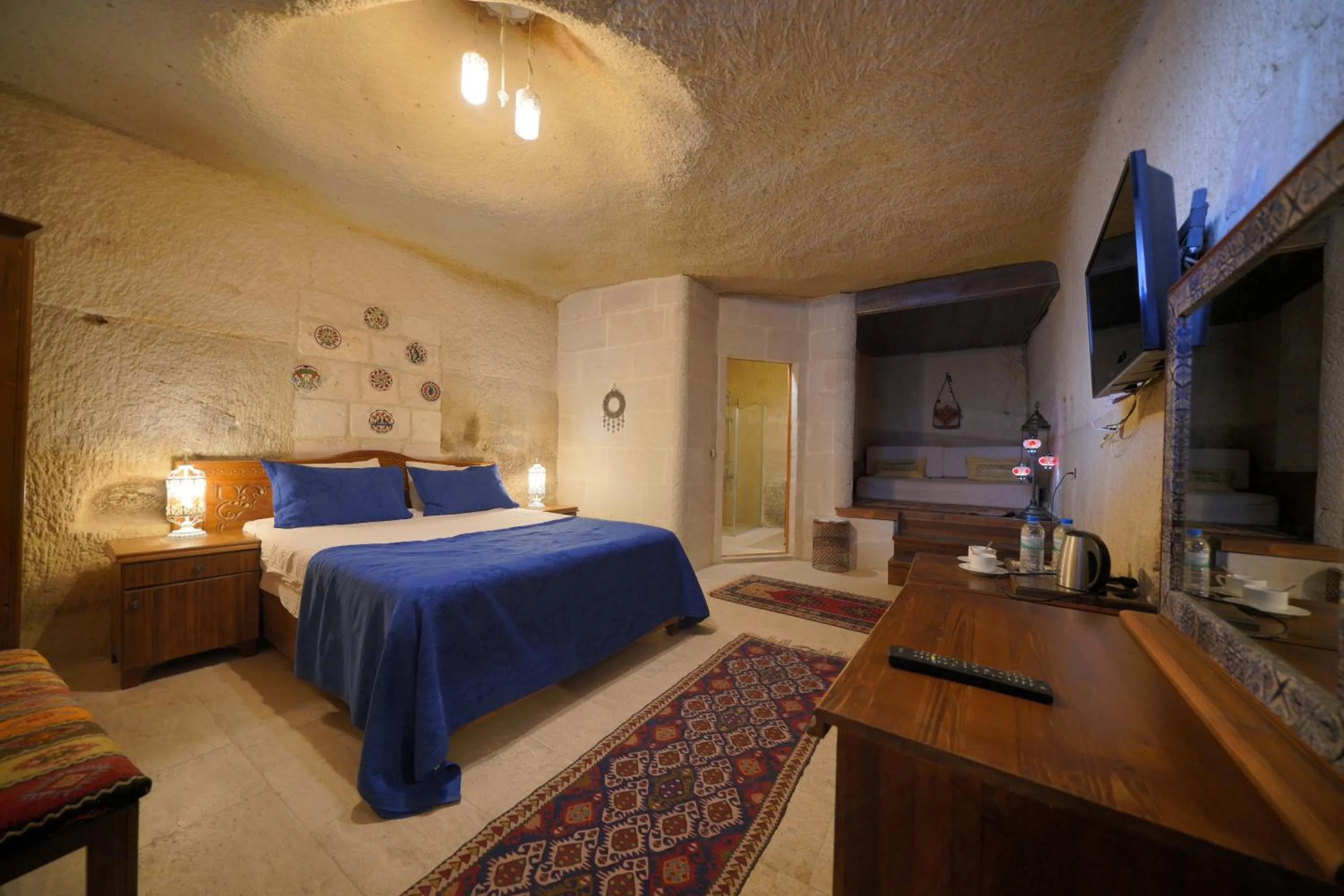 Photo of the whole room, Bed in Salkım Cave House