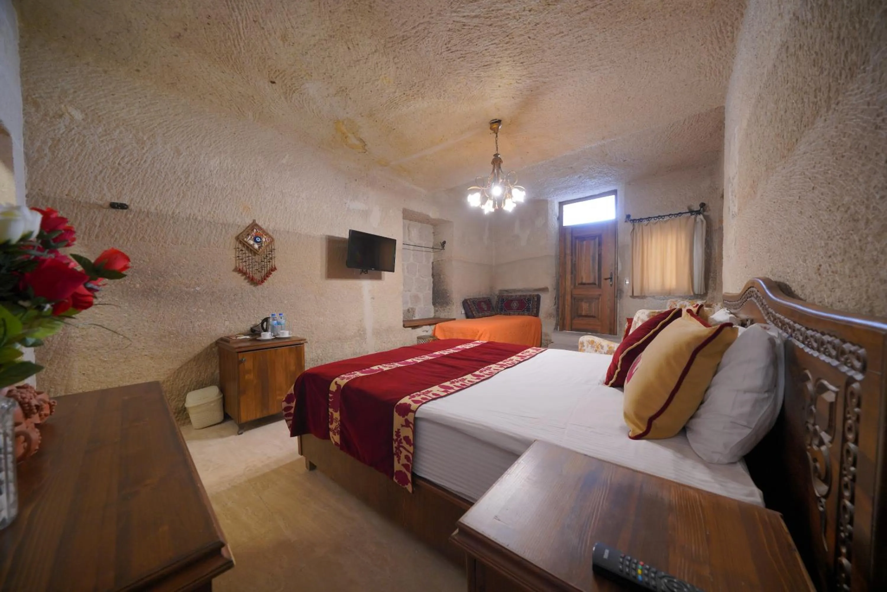 Photo of the whole room, Bed in Salkım Cave House