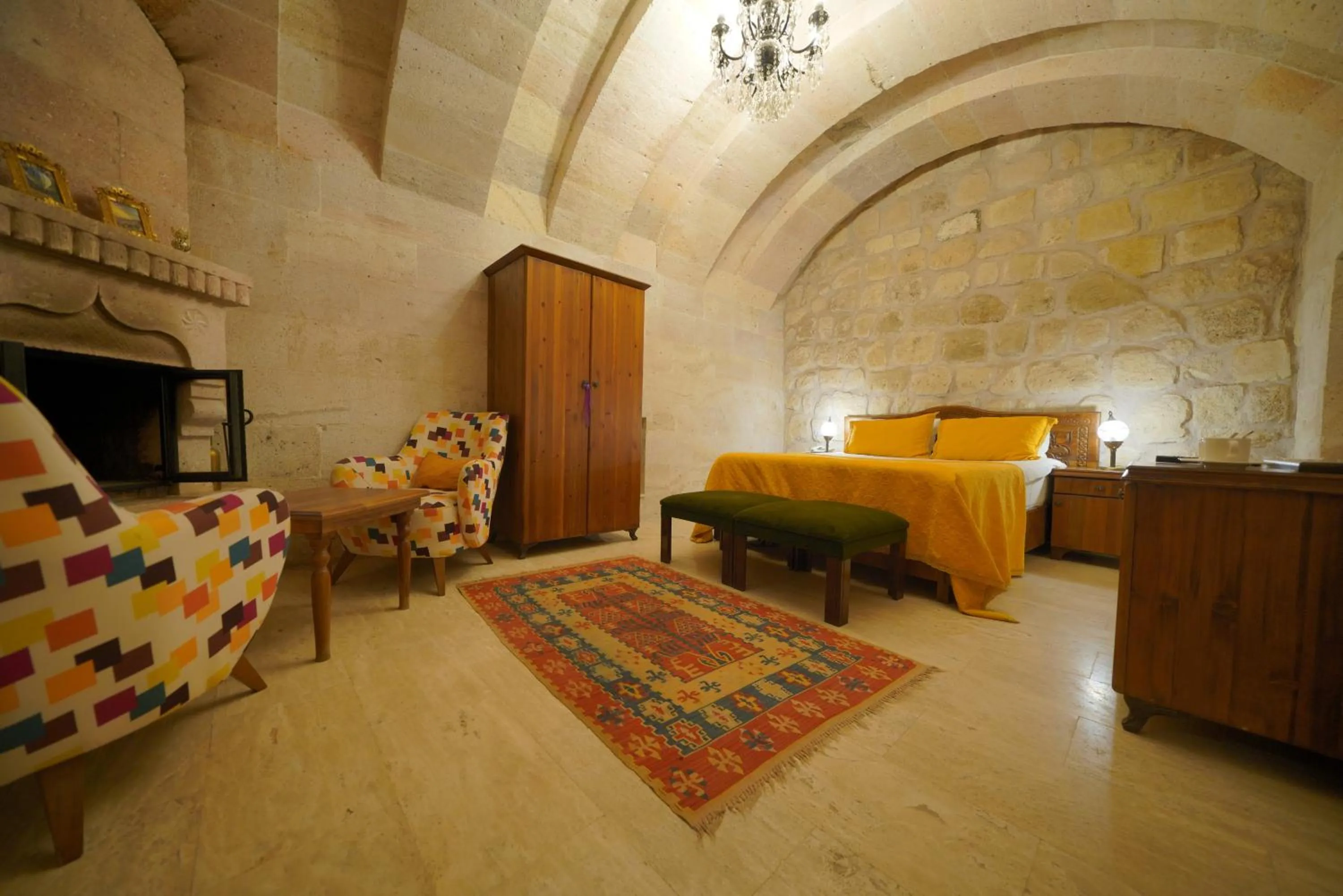Photo of the whole room, Bed in Salkım Cave House