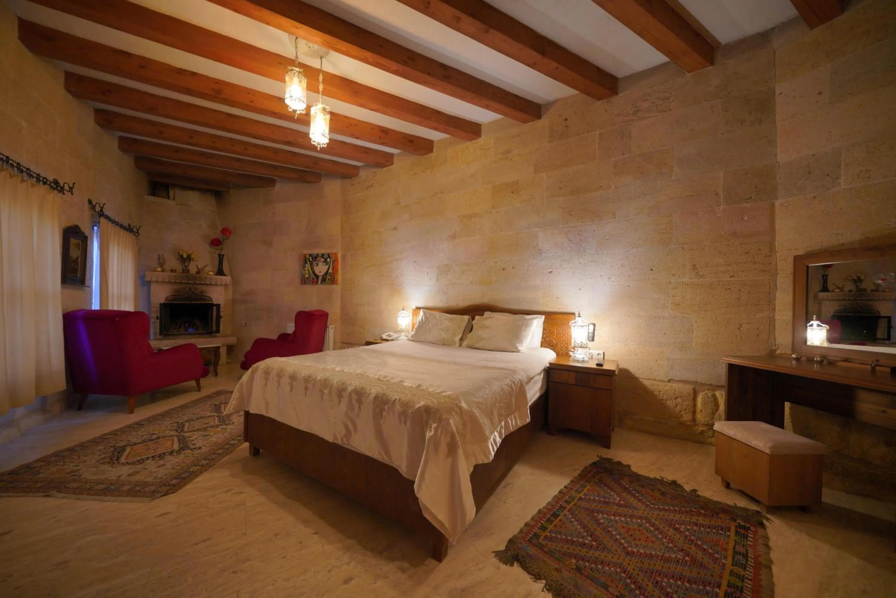 Photo of the whole room, Bed in Salkım Cave House