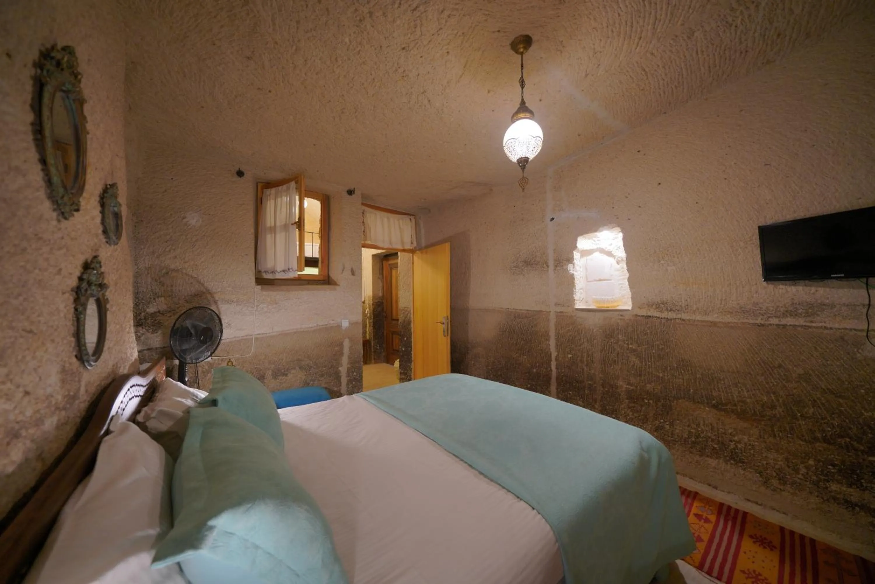 Photo of the whole room in Salkım Cave House