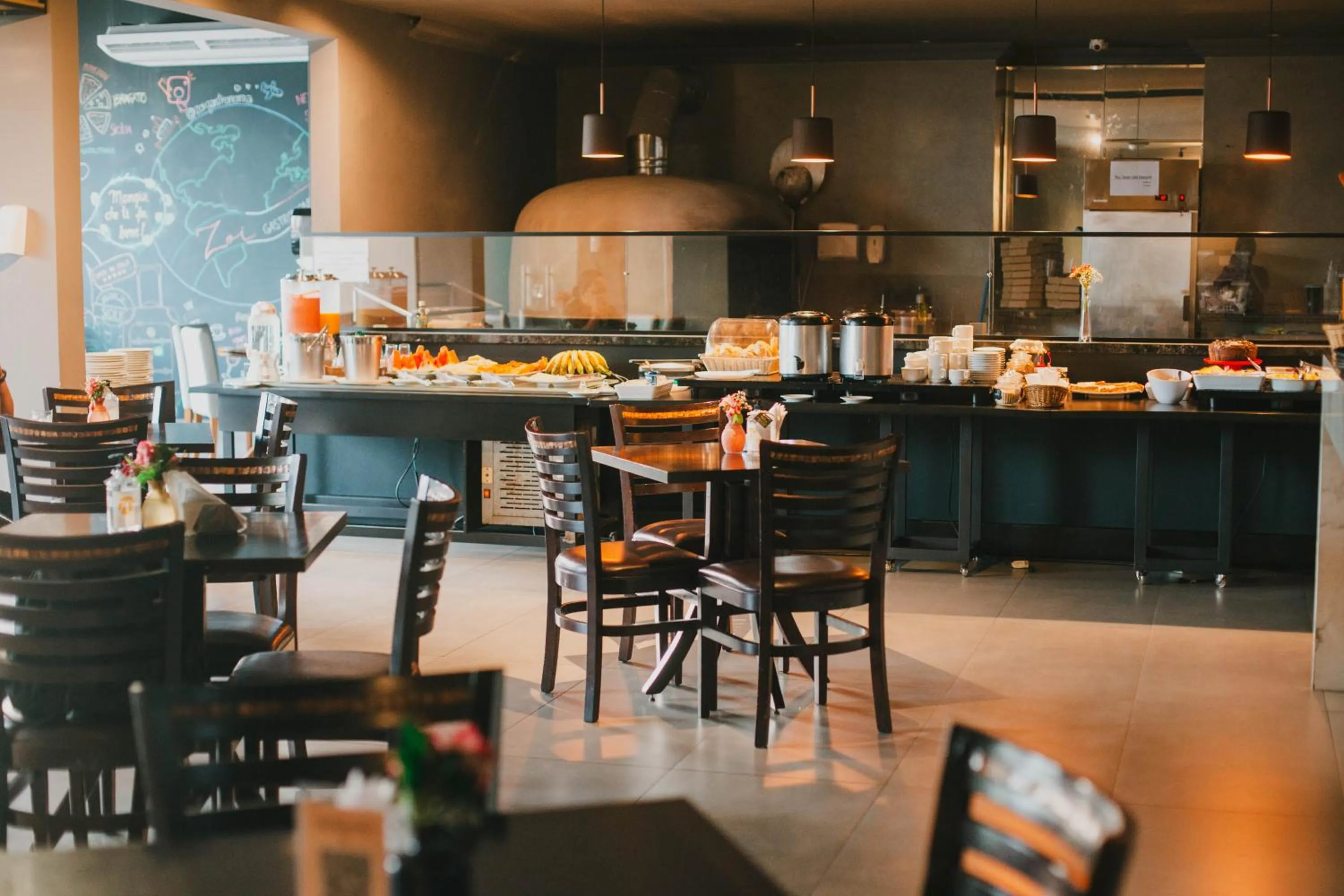 Restaurant/places to eat in Uiramutam Palace Hotel