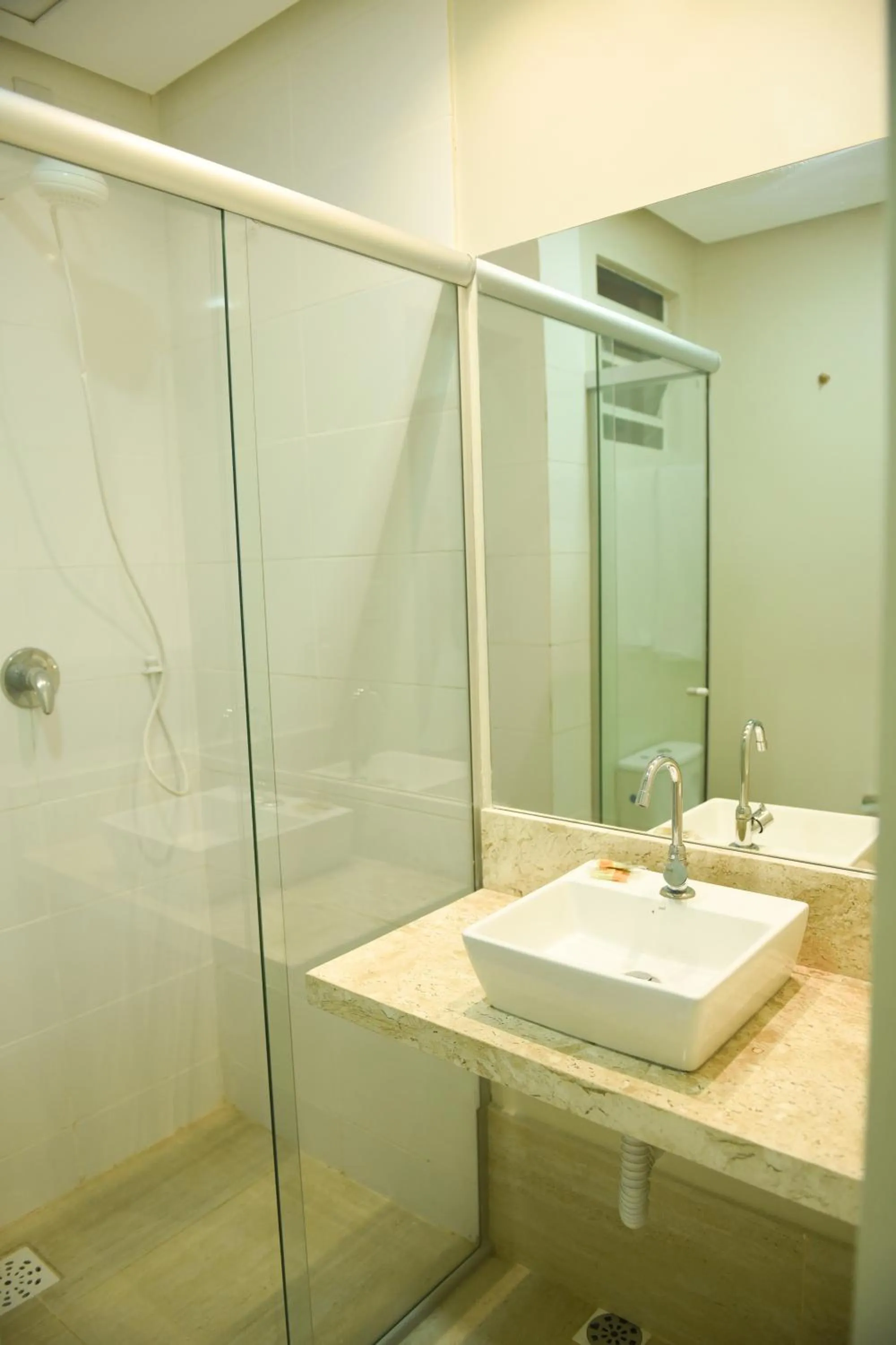 Shower in Uiramutam Palace Hotel