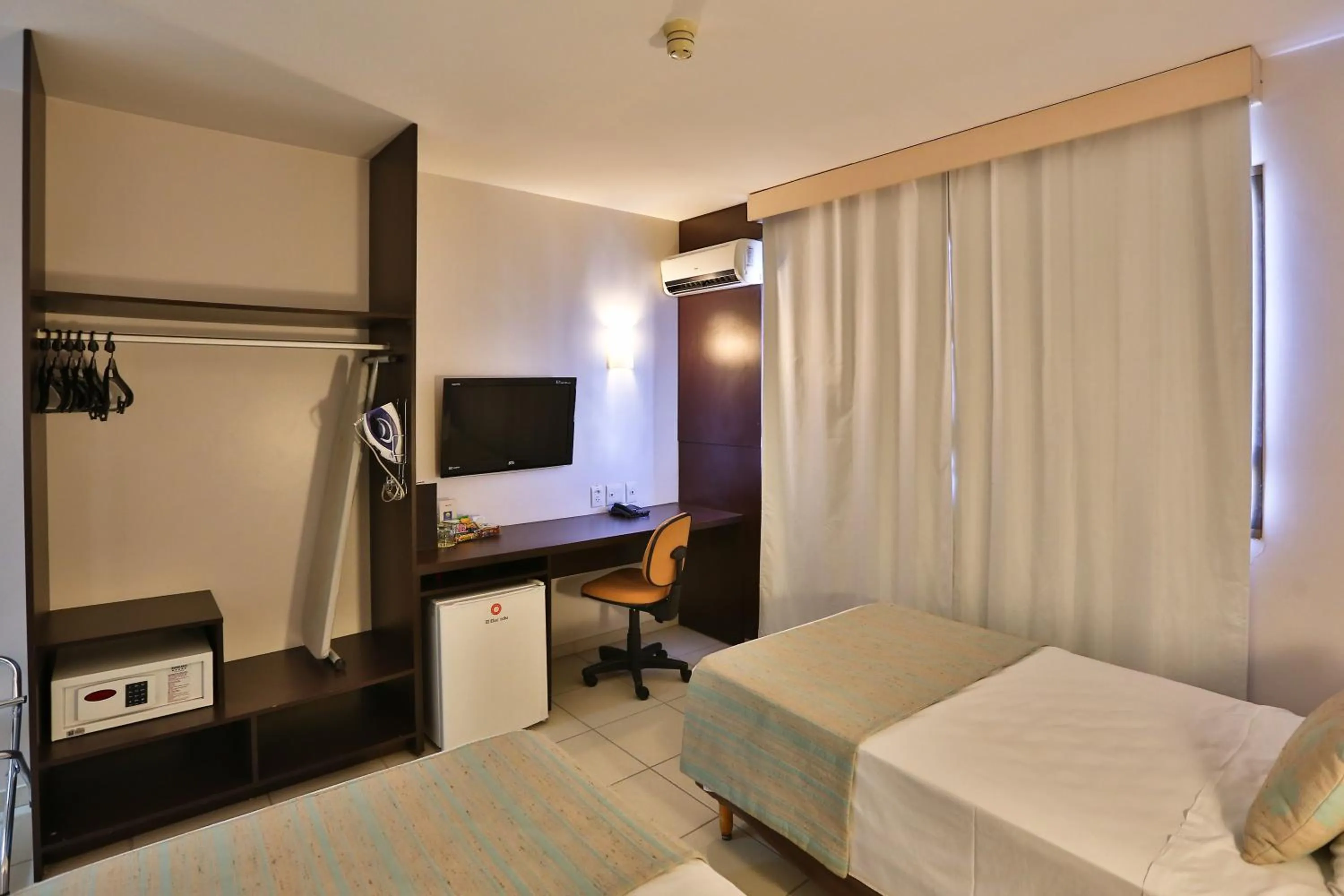 Bedroom, Bed in Comfort Hotel Goiânia