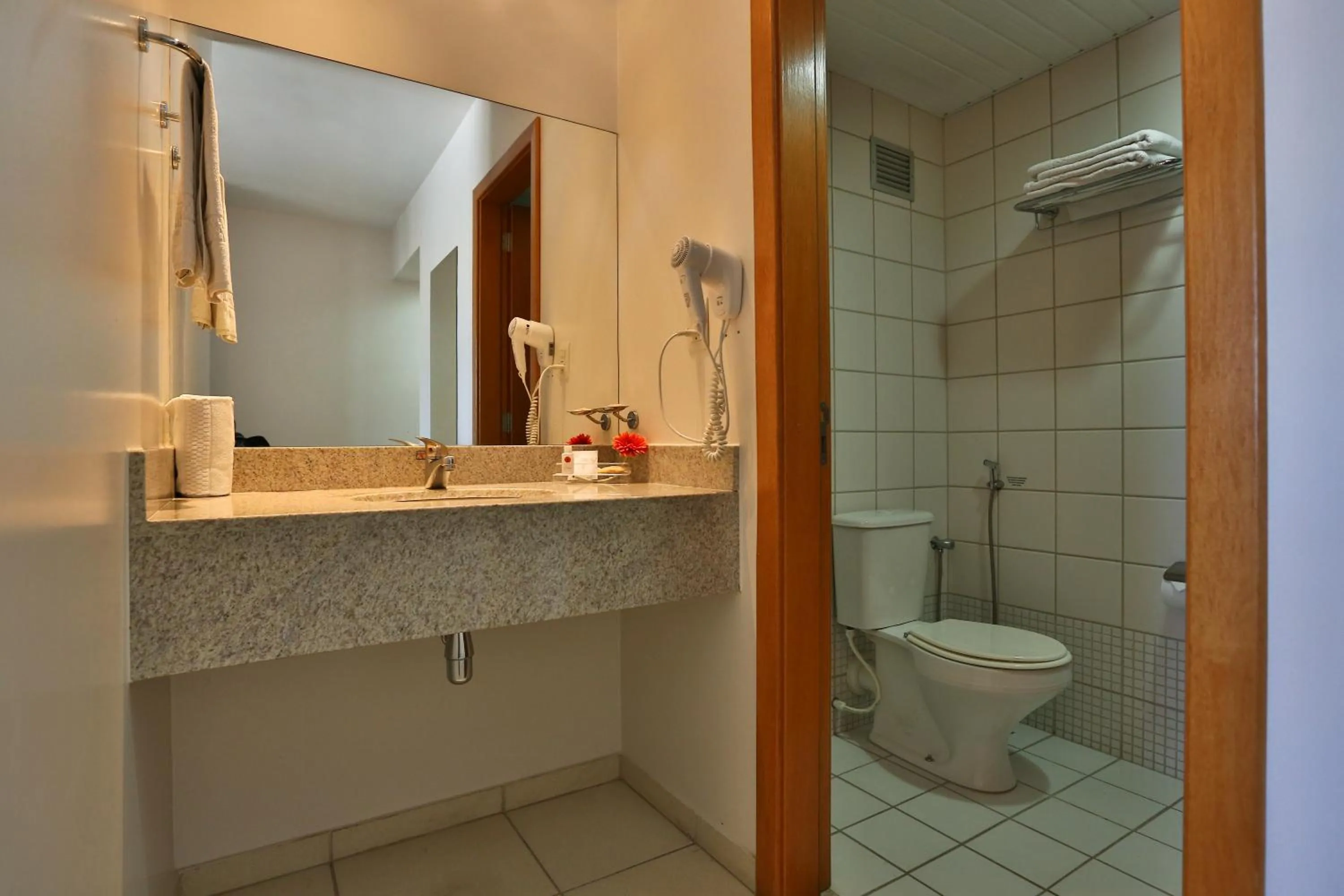 Bathroom in Comfort Hotel Goiânia