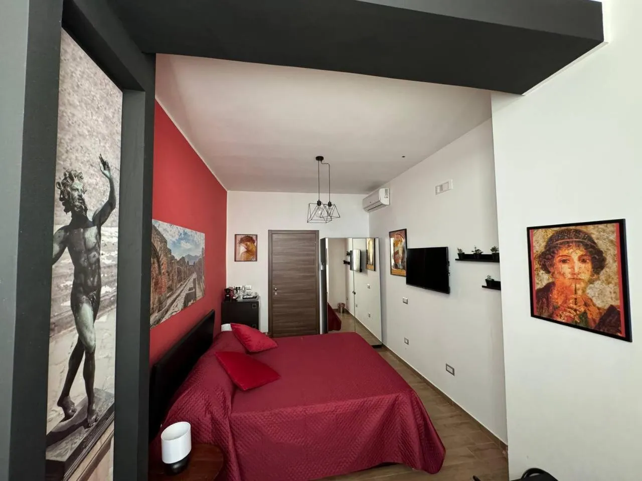 Bedroom, Bed in Pompei Centrum