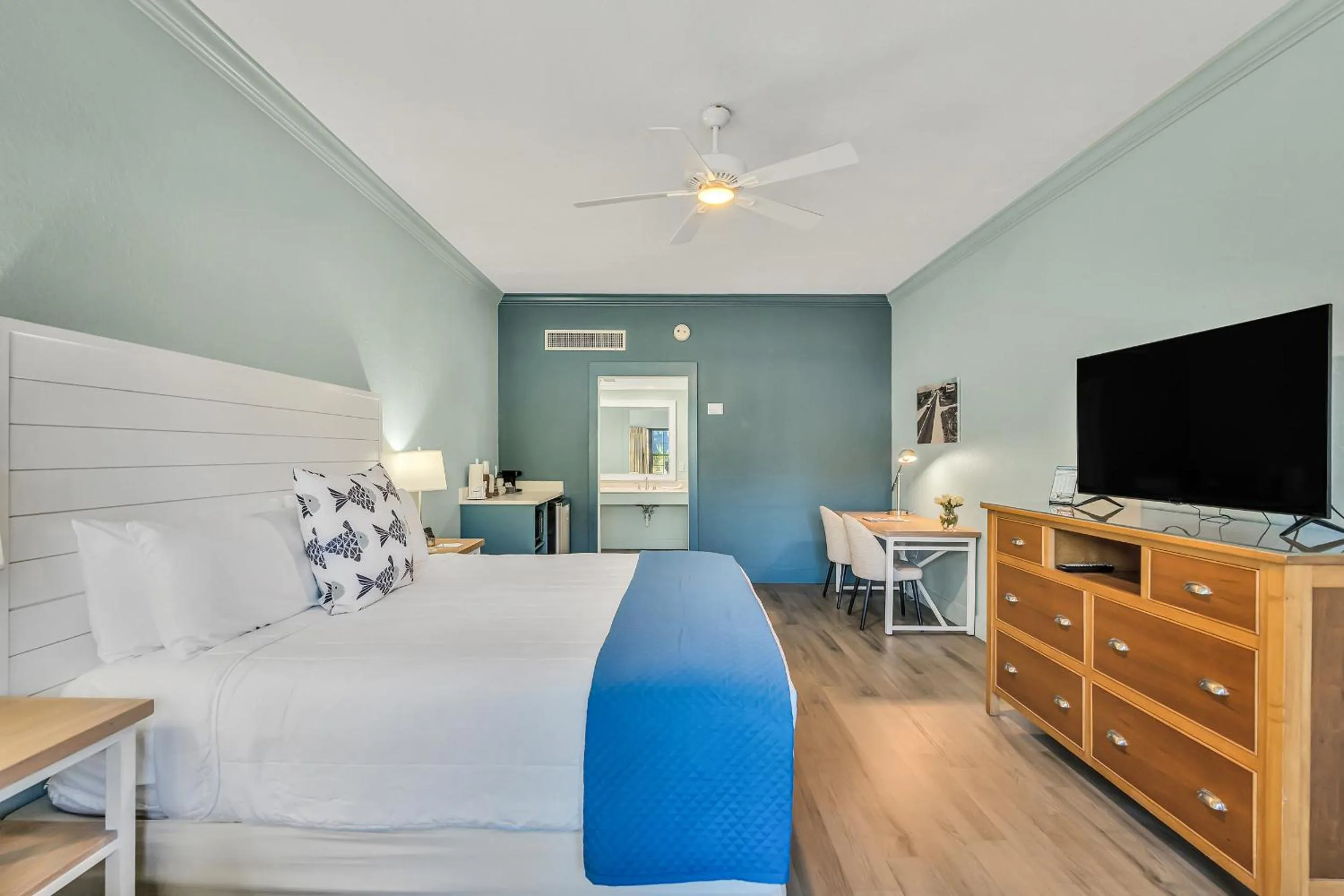 Photo of the whole room, Bed in Beachside Inn