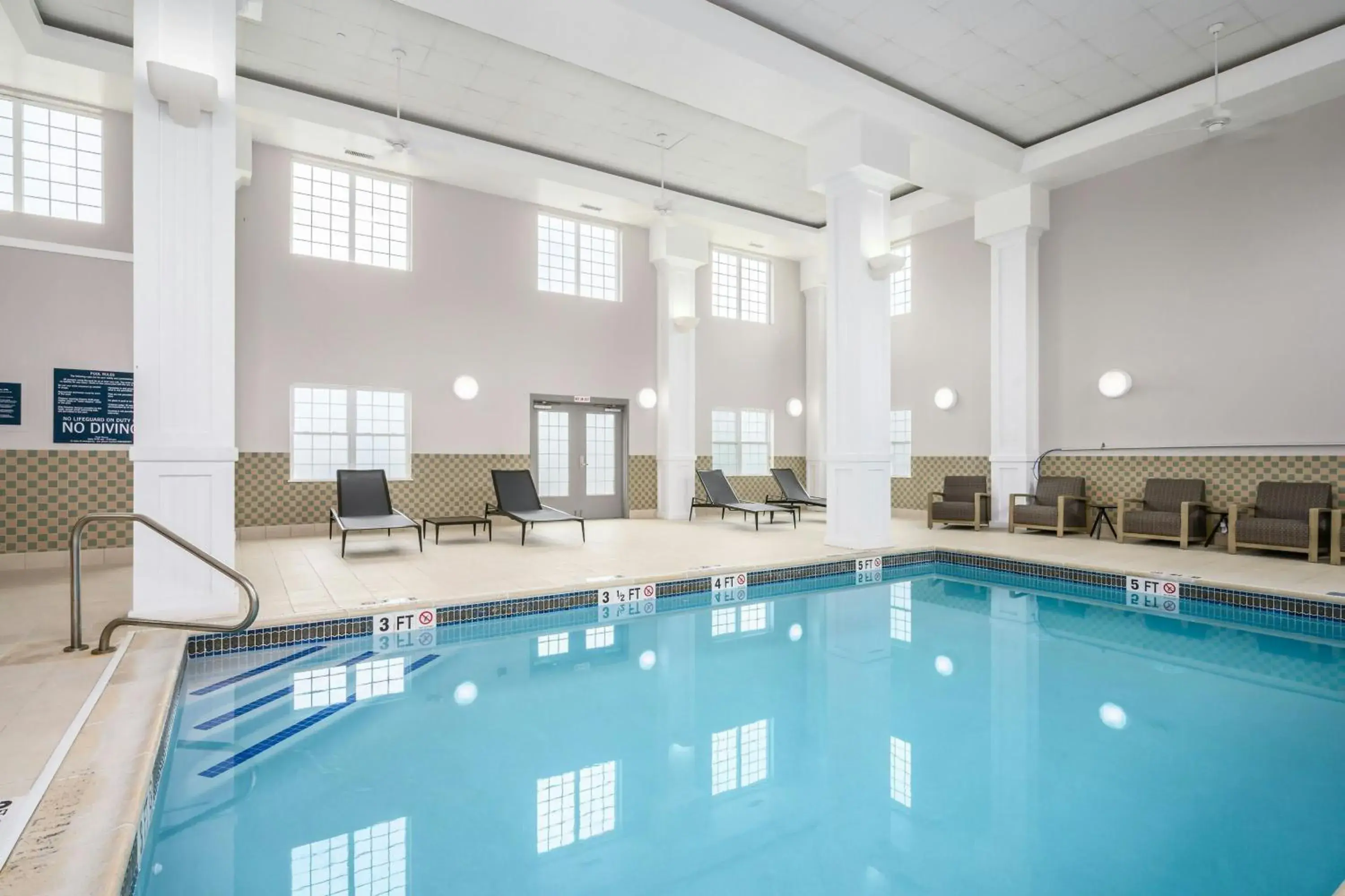 Swimming pool in Four Points by Sheraton Bedford Manchester Airport Swimming pool in Four Points by Sheraton Bedford Manchester Airport