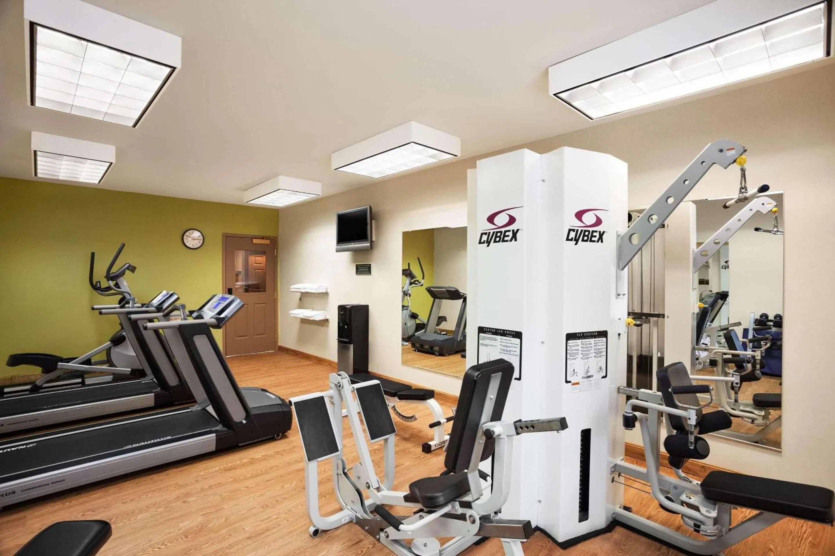 Fitness centre/facilities in Country Inn & Suites by Radisson, Manchester Airport, NH