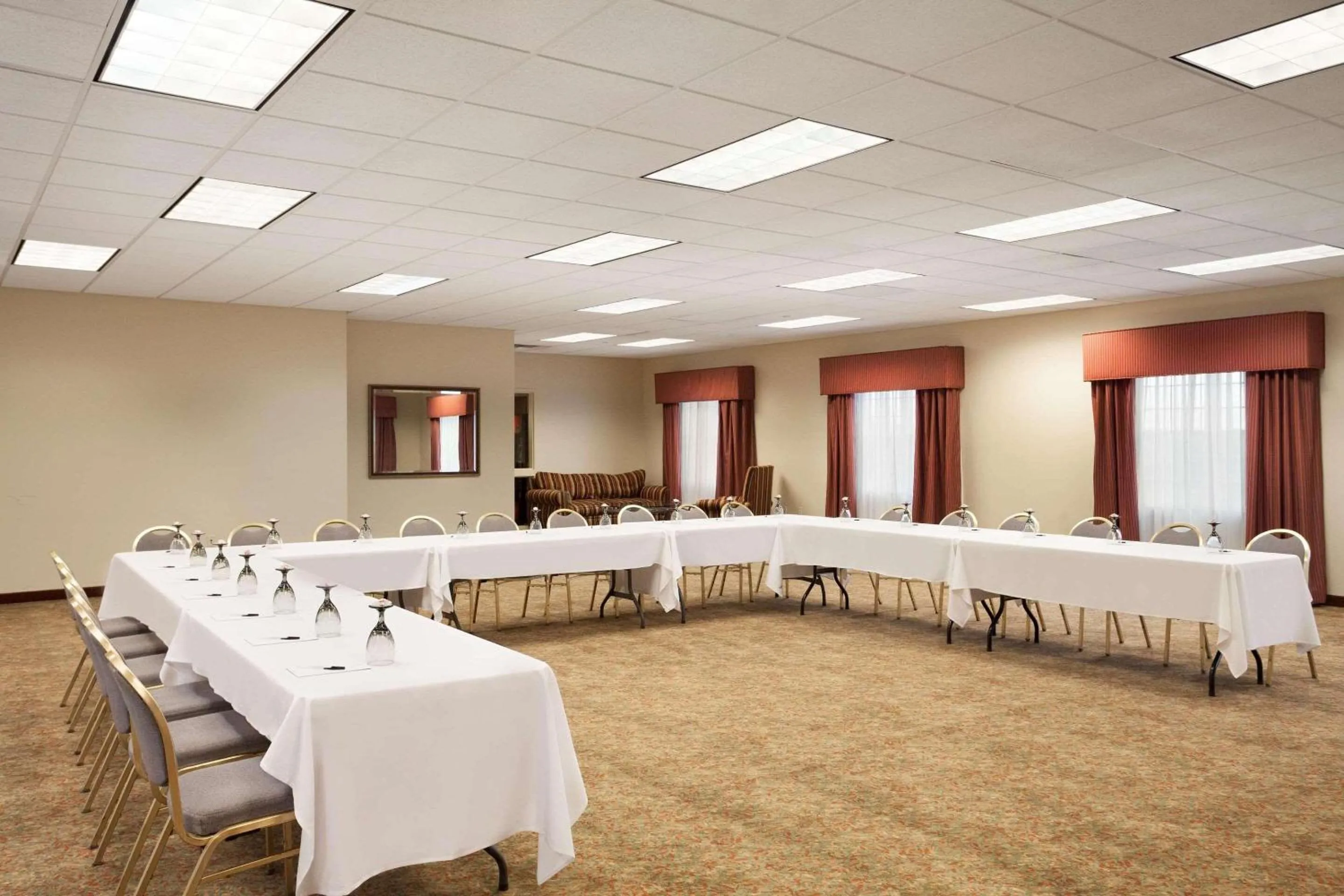 Meeting/conference room in Country Inn & Suites by Radisson, Manchester Airport, NH