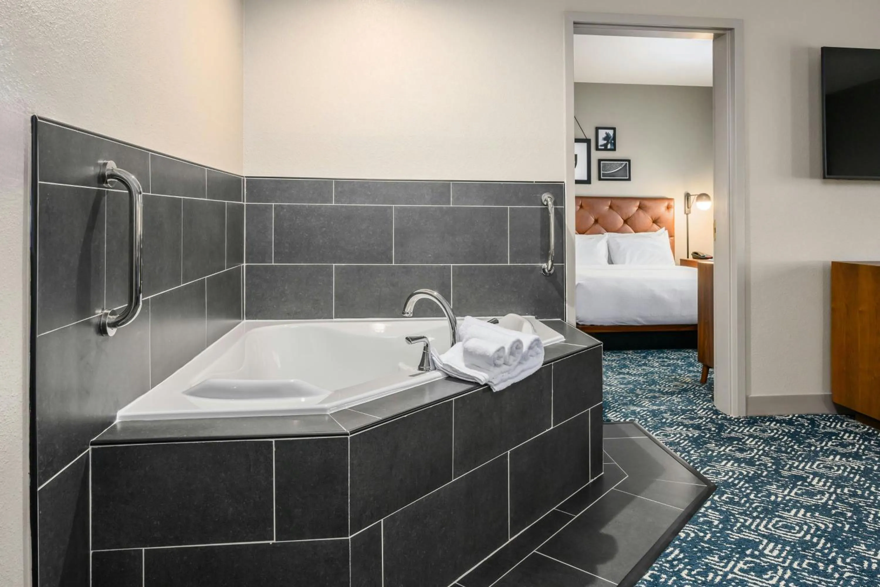 Bedroom, Bed in Four Points by Sheraton Bedford Manchester Airport