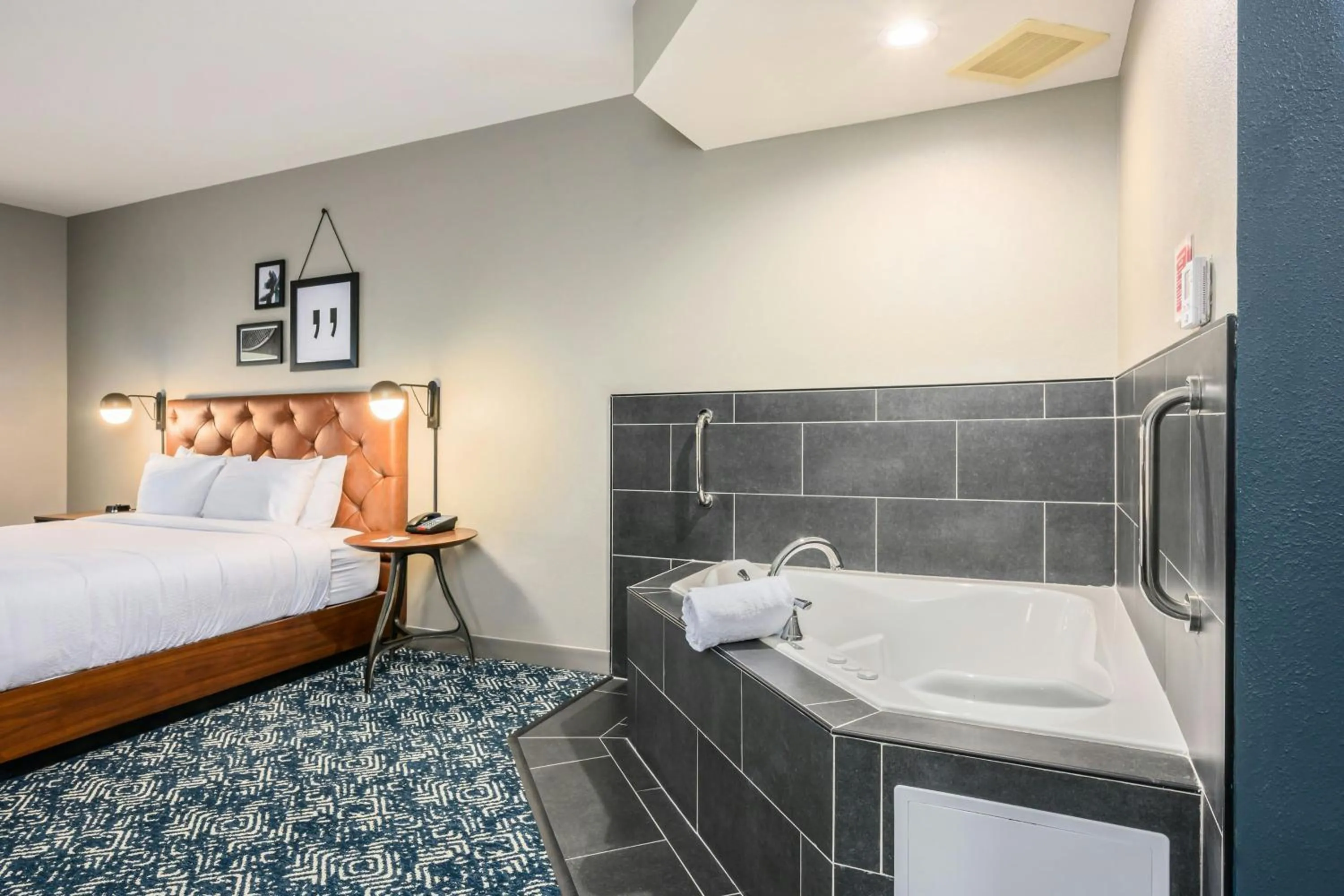 Bedroom, Bed in Four Points by Sheraton Bedford Manchester Airport