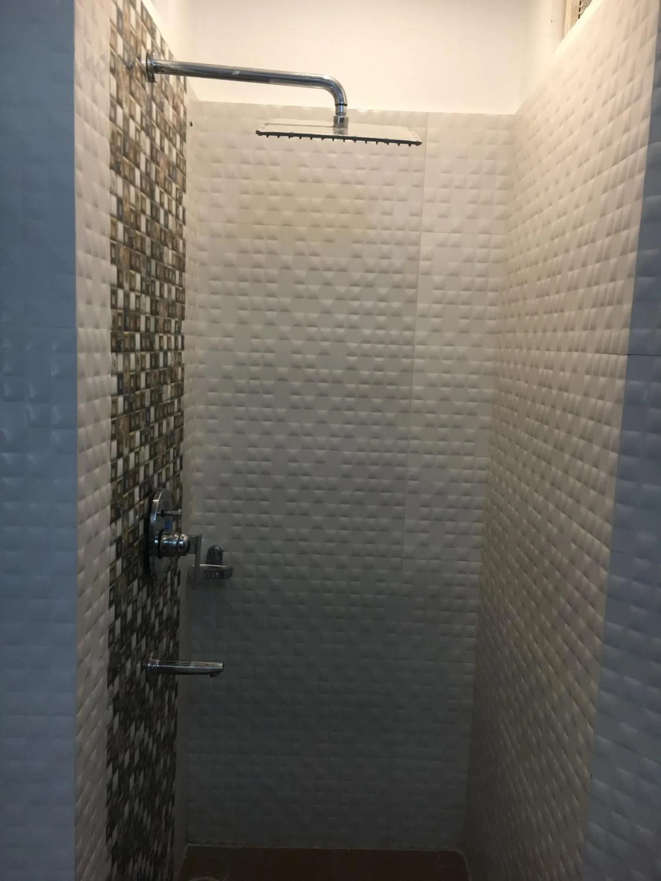 Shower in Indo Hokke Hotel