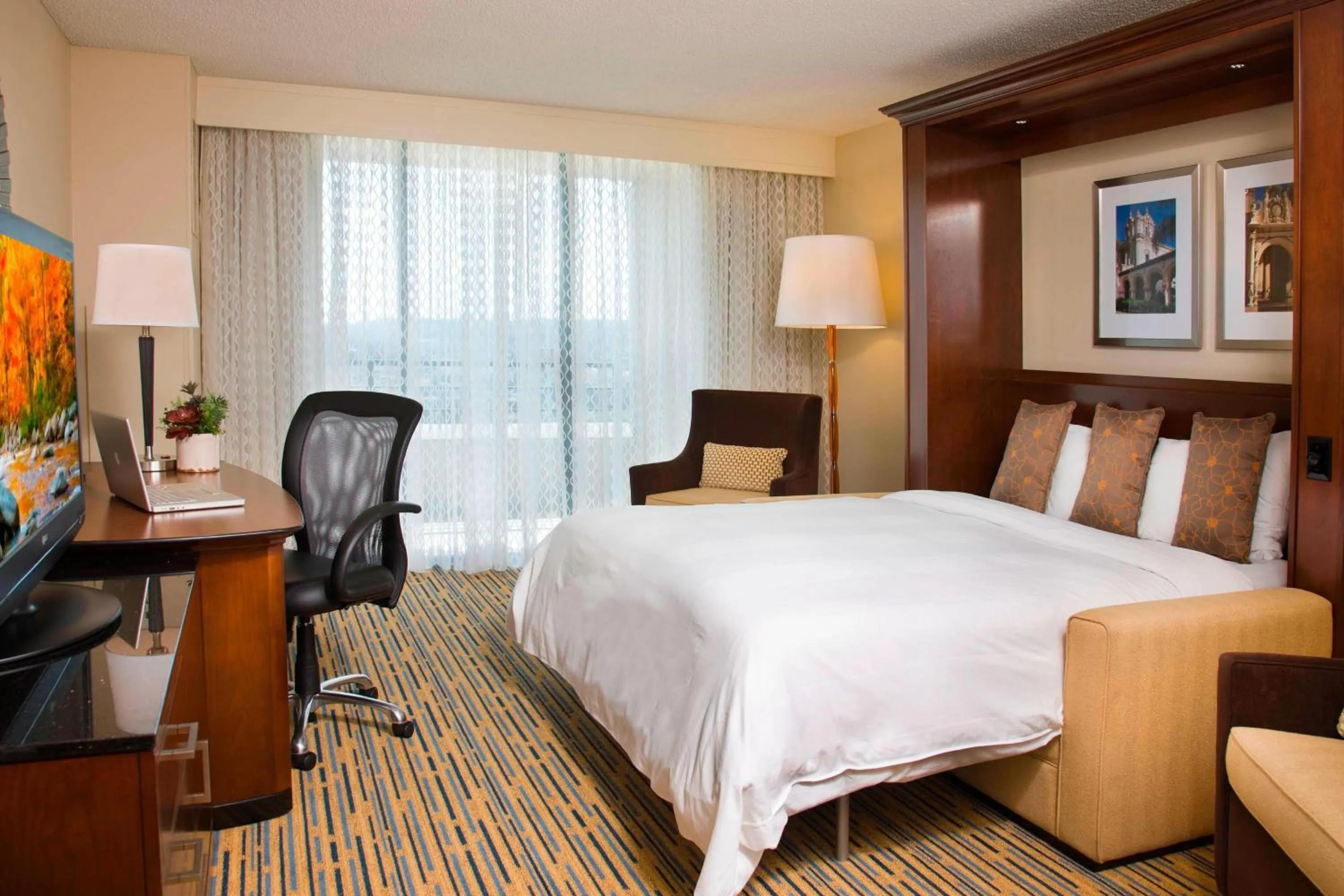 Photo of the whole room, Bed in San Diego Marriott Mission Valley